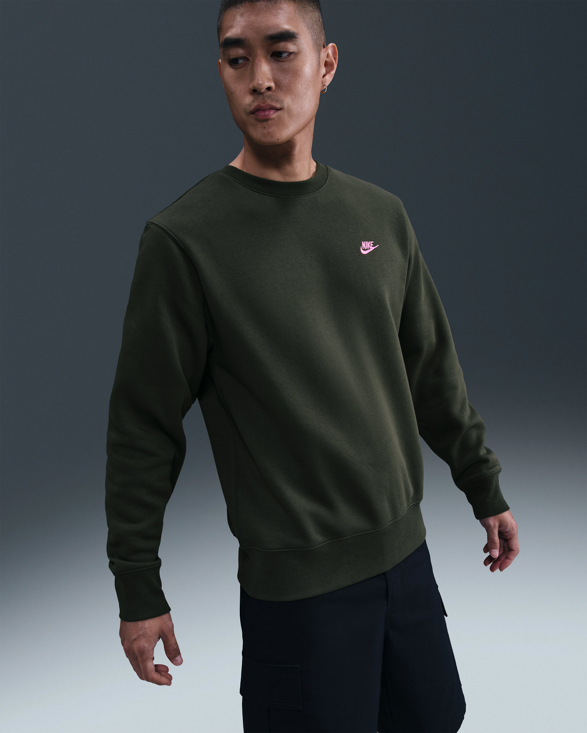 나이키 스포츠웨어 클럽 남성 플리스 크루넥 스웻셔츠 - 세쿼이아/핑크시클