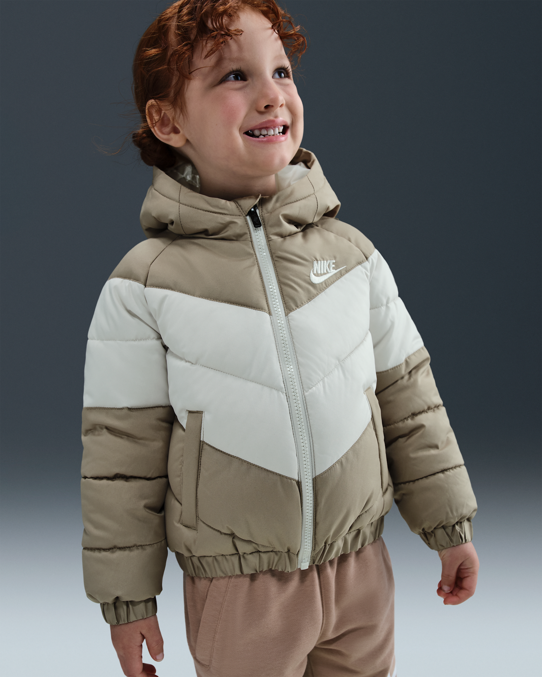 Chamarra acolchada con gorro y diseño de chevrón infantil Nike - Caqui