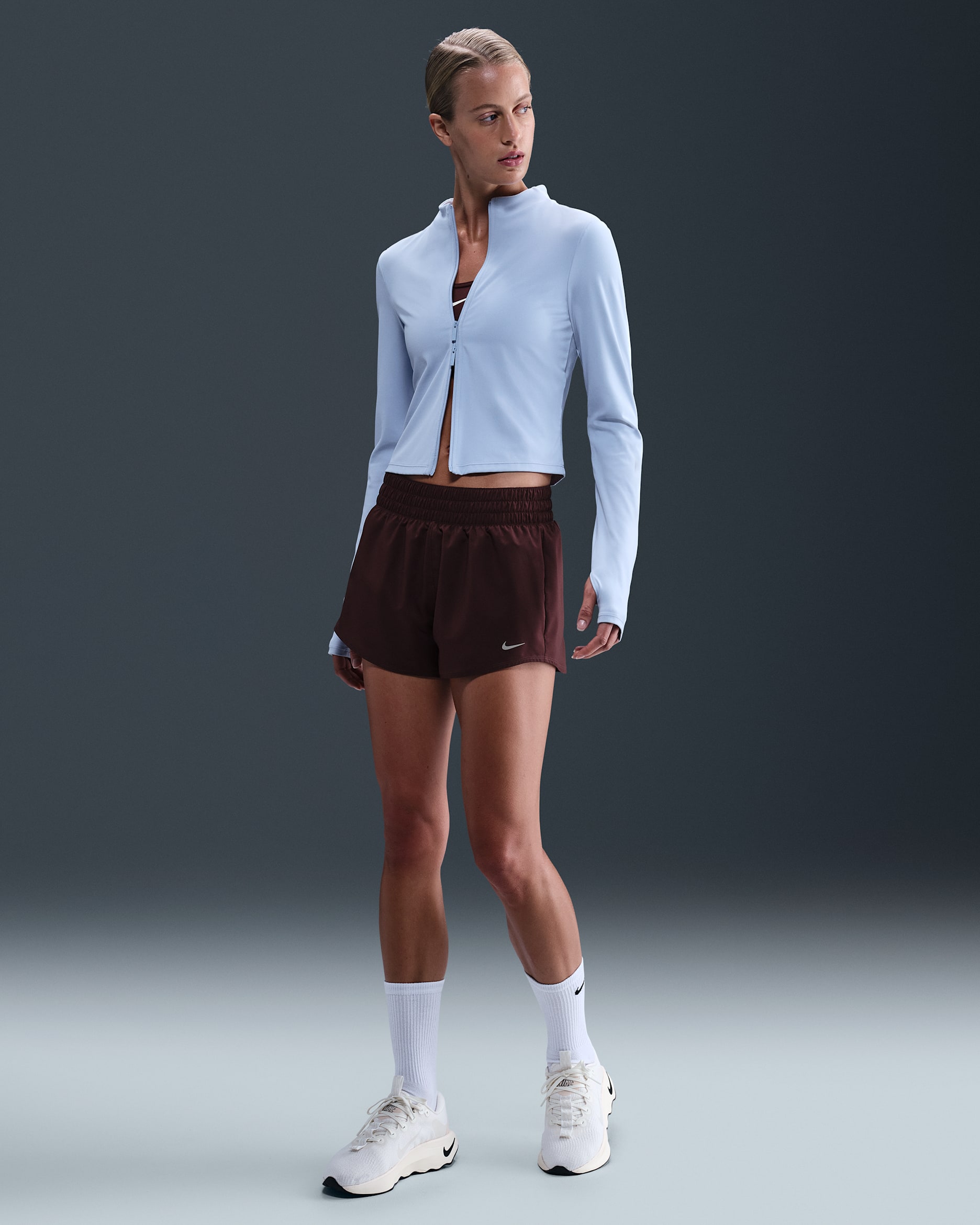 Short doublé à taille mi-basse 8 cm Dri-FIT Nike One pour femme - Burgundy Crush/Blanc