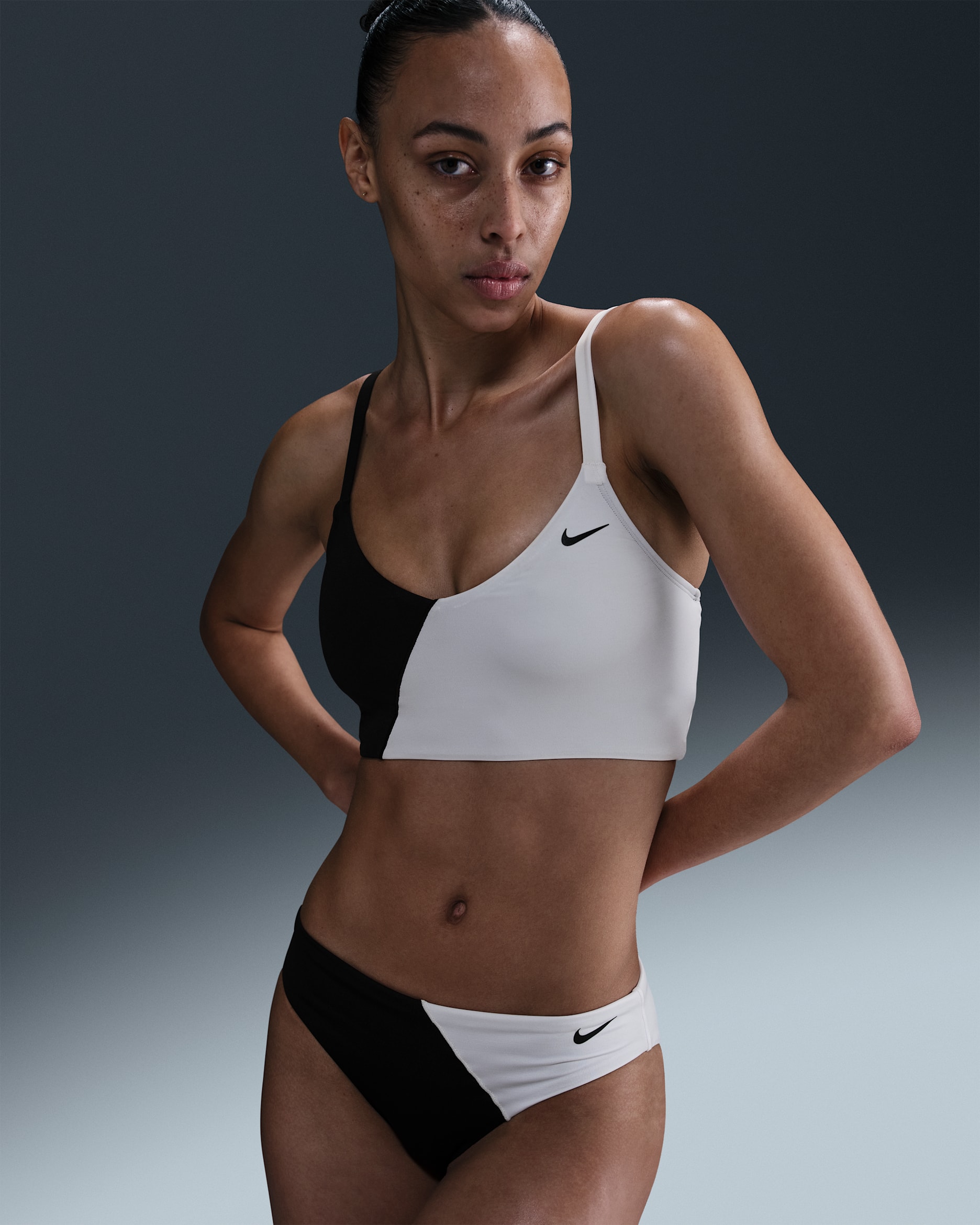 Midkini con cuello en V Nike Swim para mujer - Negro/Blanco/Negro