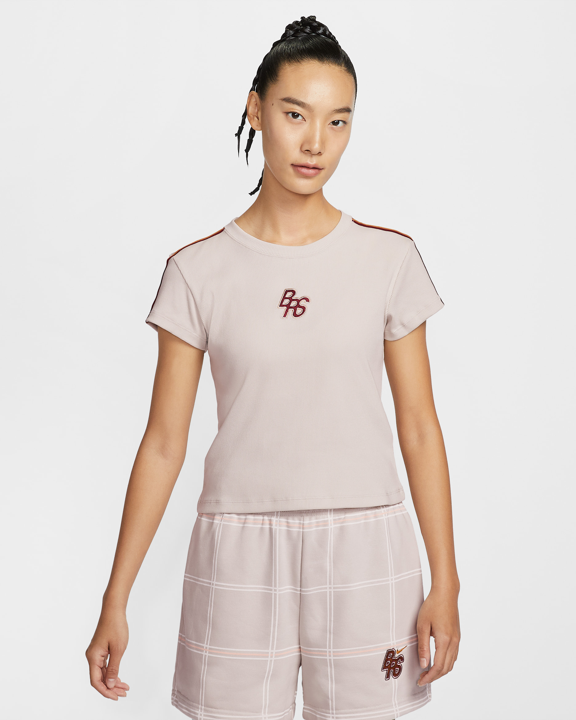 เสื้อยืดผู้หญิงผ้าจั๊มพ์รัดรูป Nike Sportswear - Light Bone