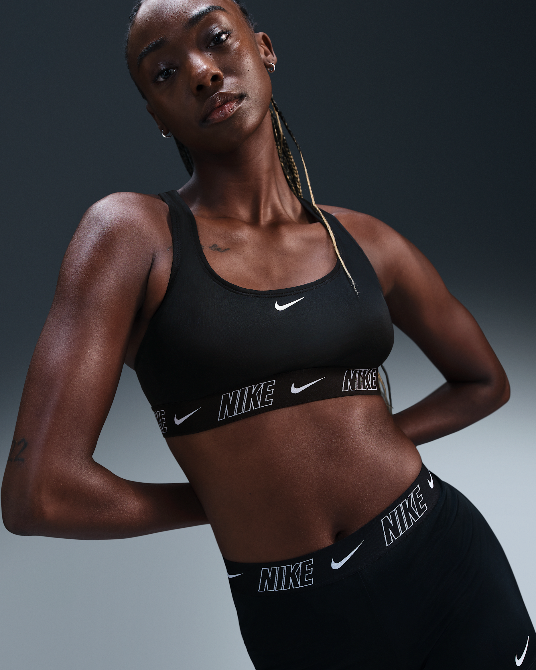 Playera bikini de espalda deportiva para mujer Nike Swim Fusion Logo Tape - Negro/Blanco