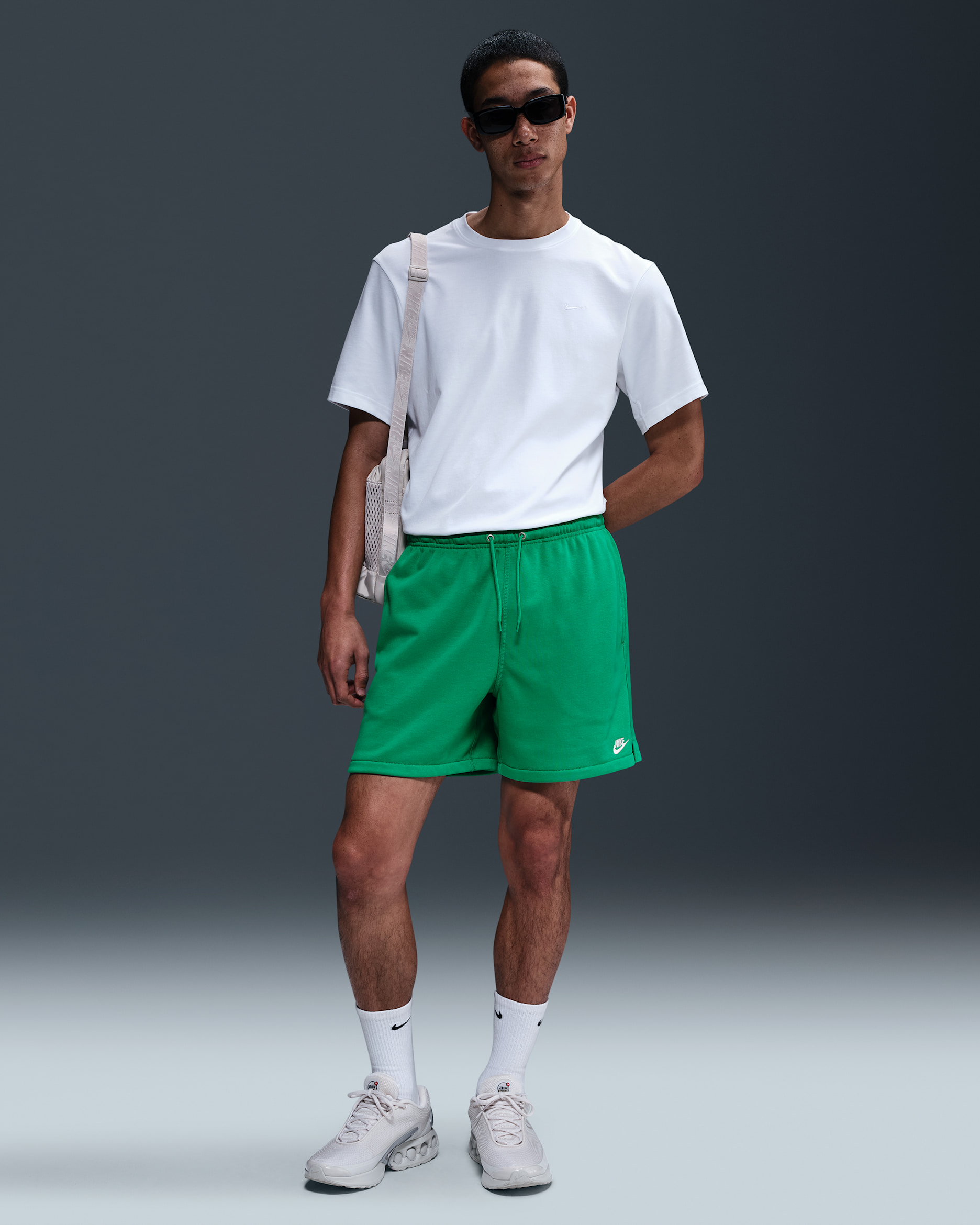 Shorts de French Terry Flow para hombre Nike Club - Verde estadio/Verde estadio/Blanco