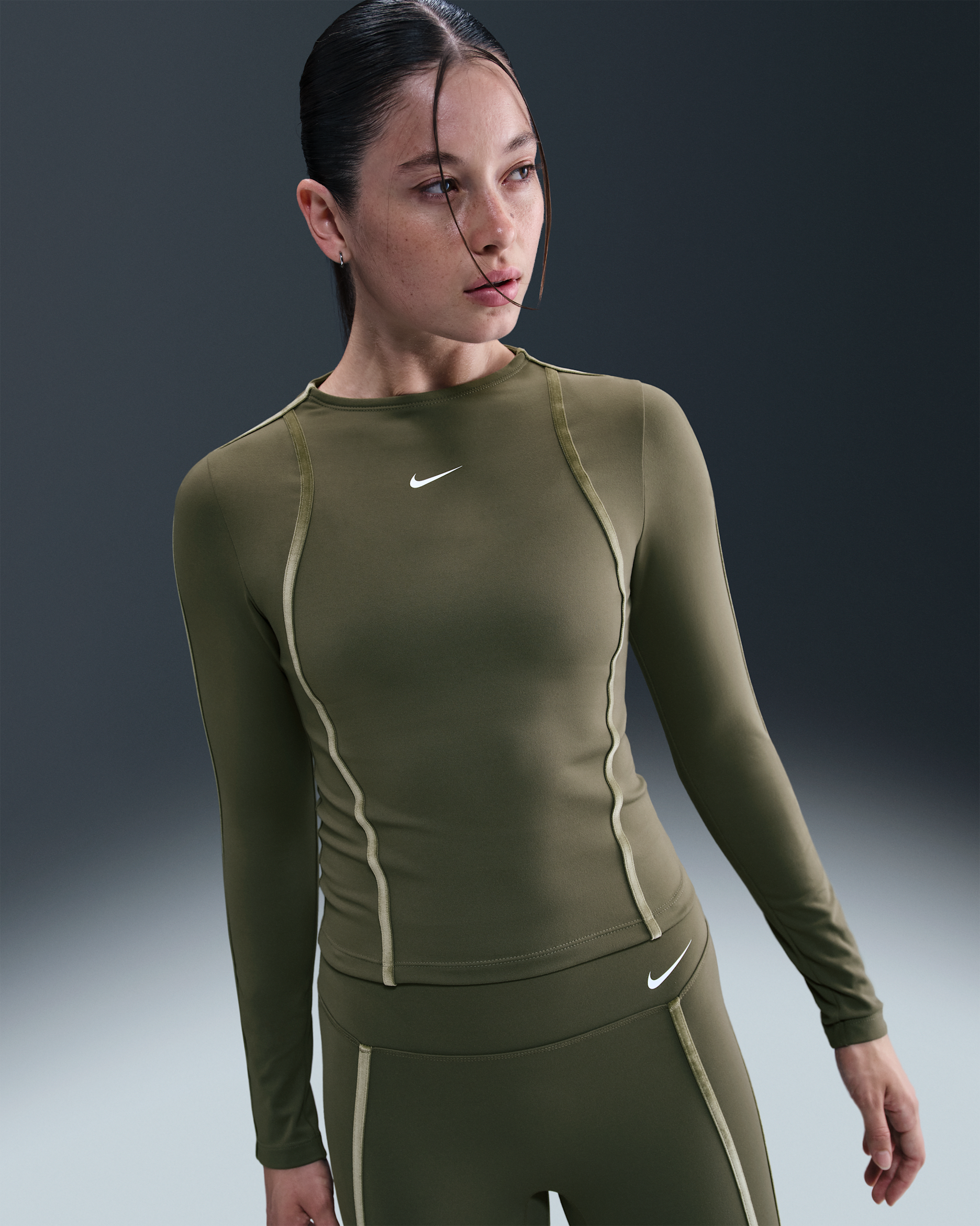 Nike One Fitted Part superior de màniga llarga Dri-FIT - Dona - Medium Olive/Blanc