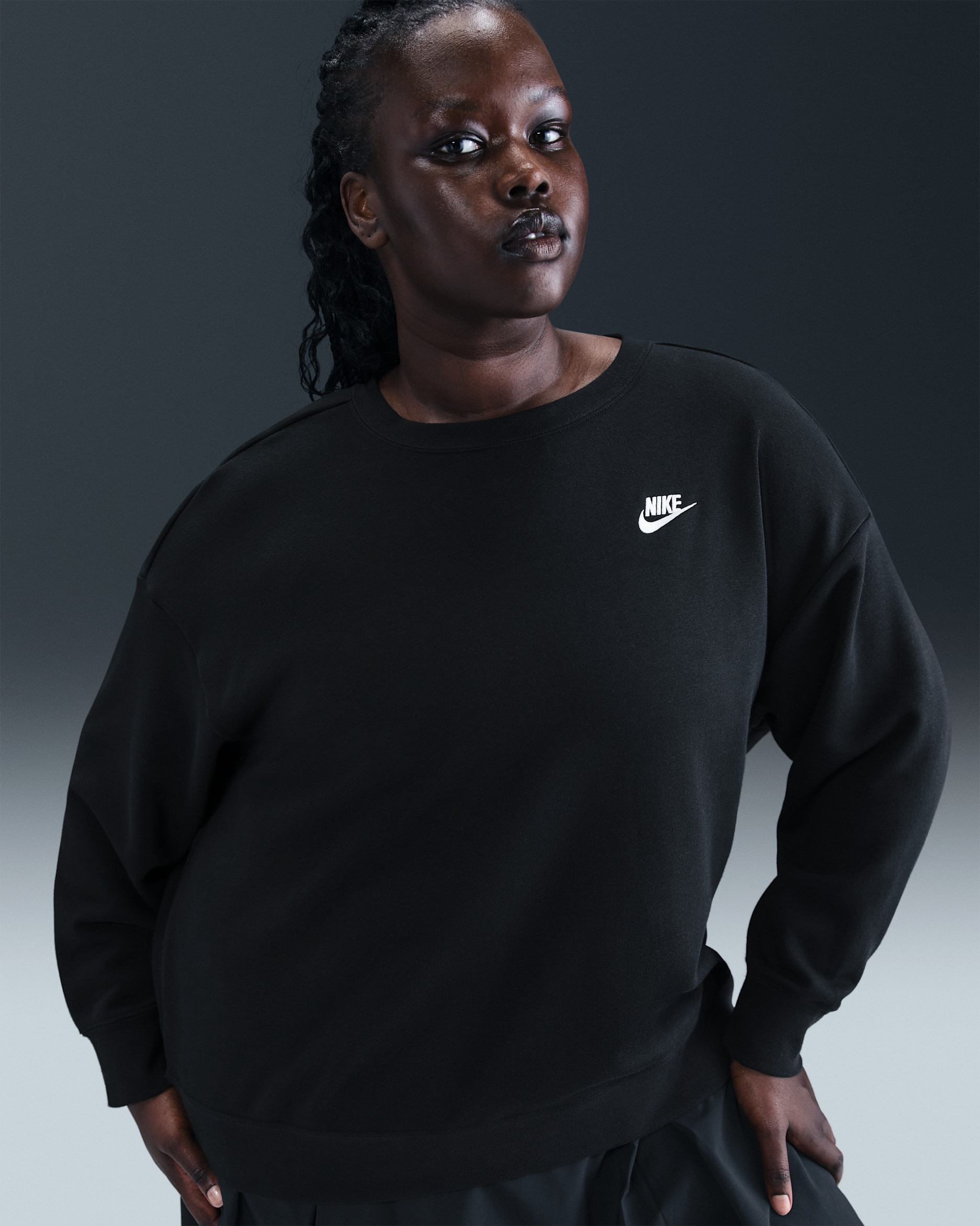Nike Sportswear Club Fleece Women's Loose Crew-Neck Sweatshirt (Plus Size) - Black/White