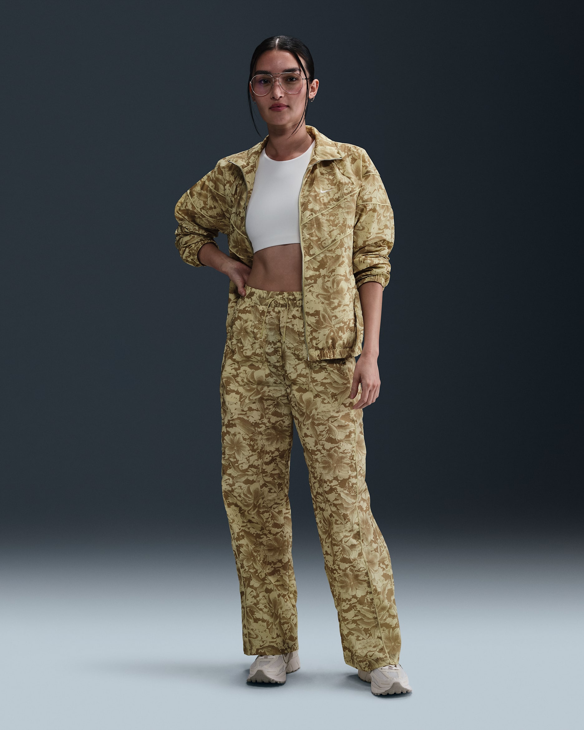 ナイキ スポーツウェア ウィンドランナー ウィメンズ UV プロテクション ミッドライズ ウーブン プリント パンツ - チームゴールド