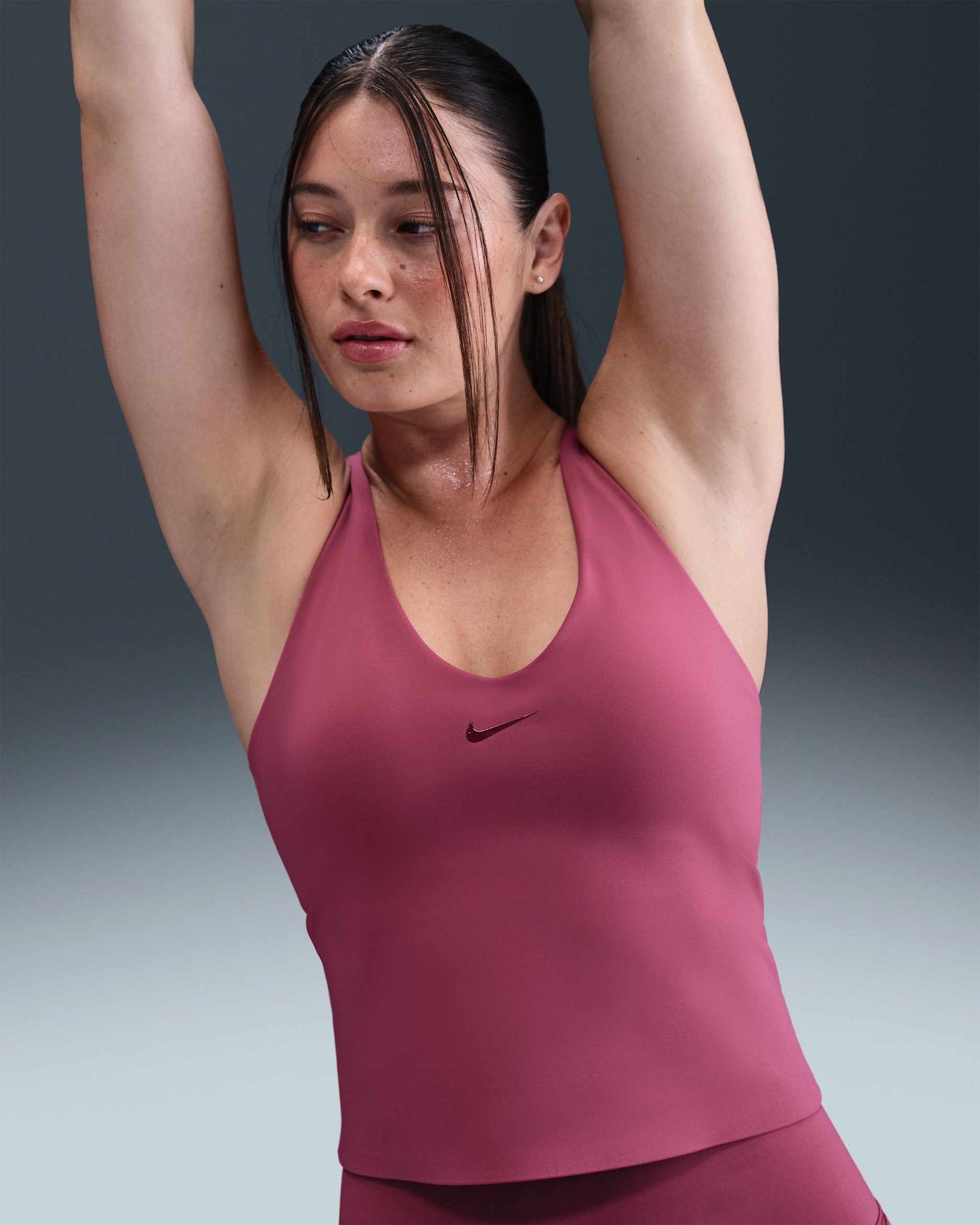 Camiseta de tirantes Nike Universa con bra deportivo con almohadilla de media sujeción para mujer - Remolacha dulce/Granate intenso/Castaña enérgico