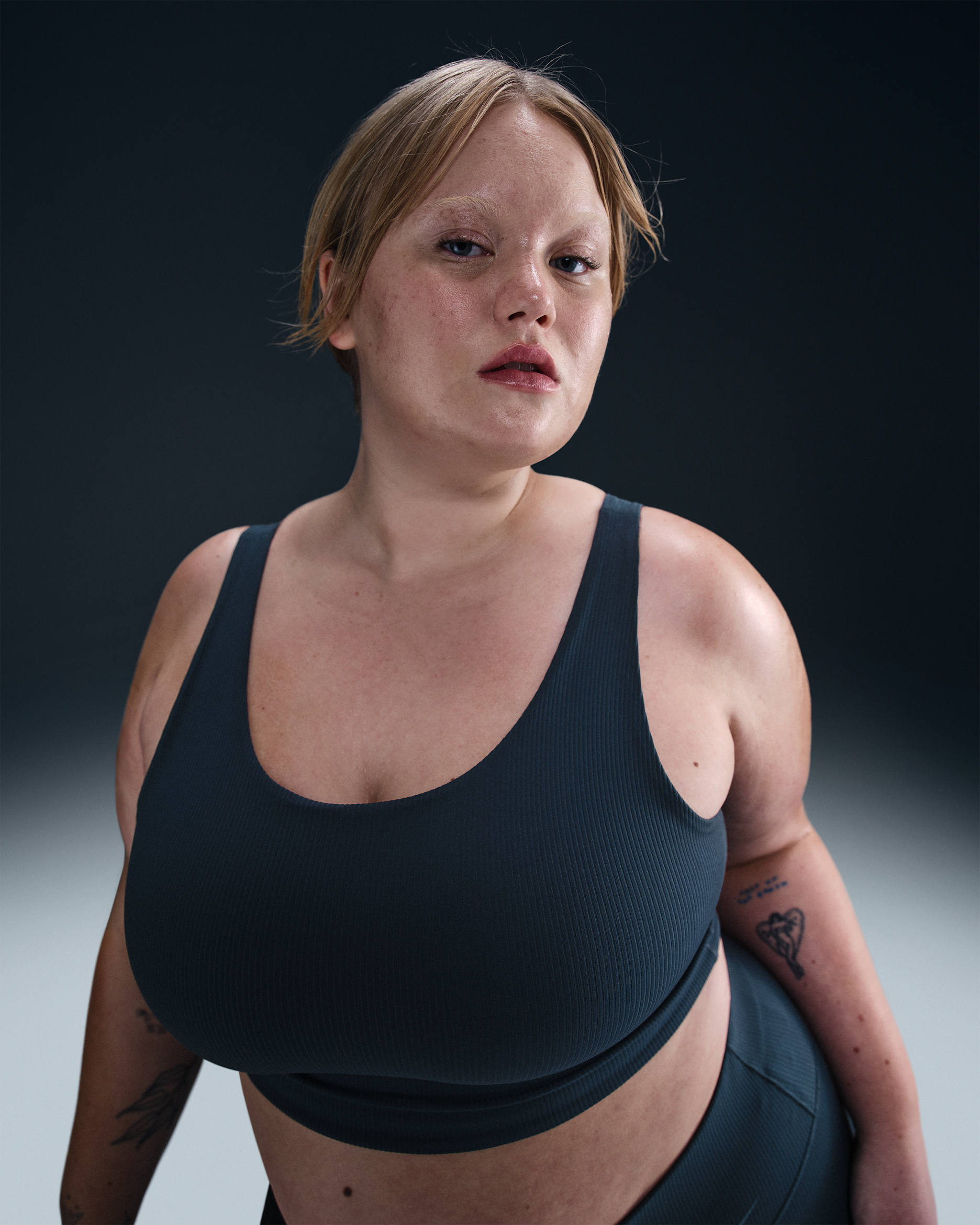 Bra deportivo de baja sujeción de talle largo sin almohadilla para mujer (talla grande) Nike Zenvy Rib - Azul marino militar/Azul marino militar/Blanco
