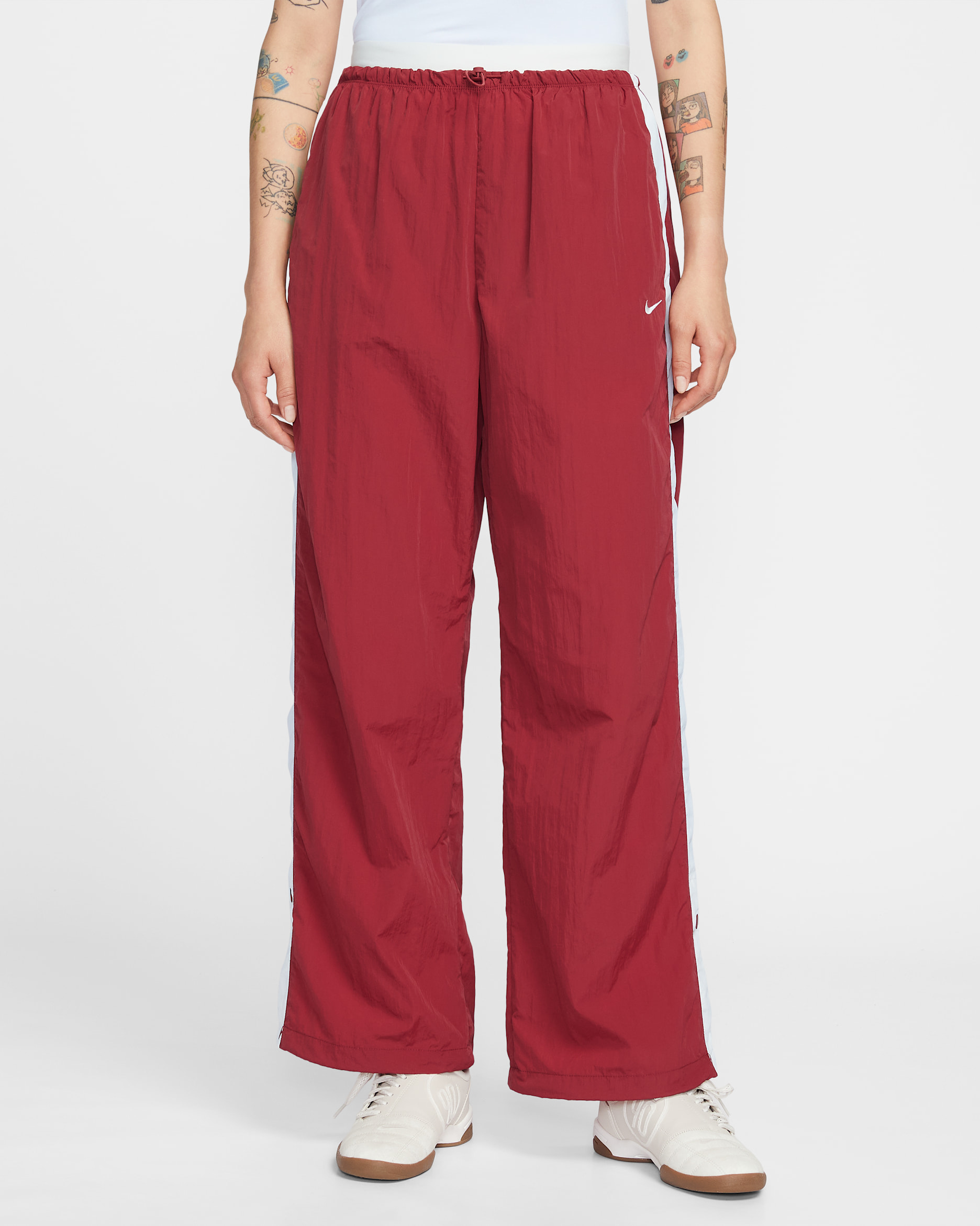 나이키 스포츠웨어 여성 루즈 핏 하이웨이스트 패러슈트 팬츠 - 팀 크림슨/초크/화이트/초크