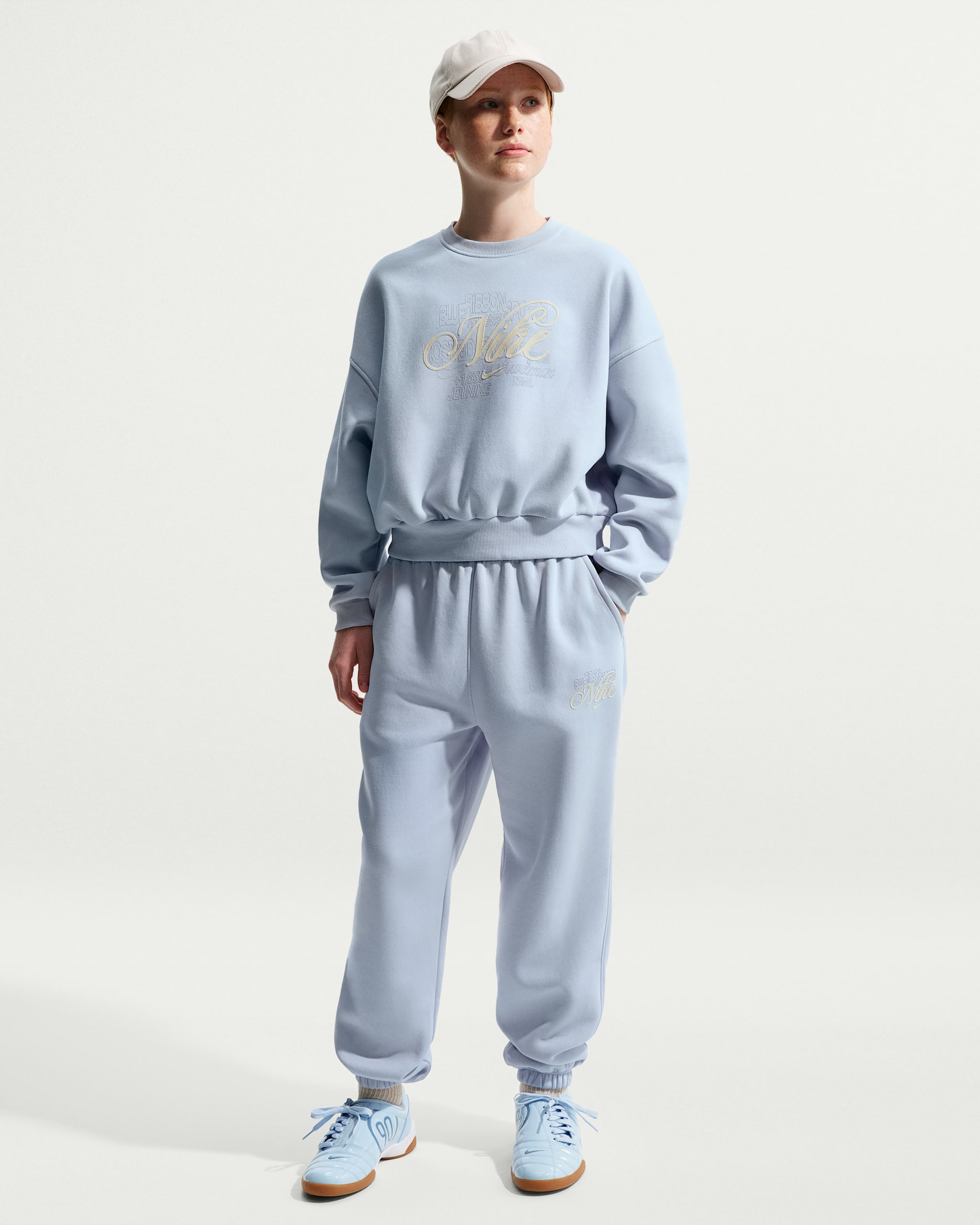 Nike Sportswear Club Fleece lockere Hose mit Grafik (Mädchen) - Ghost