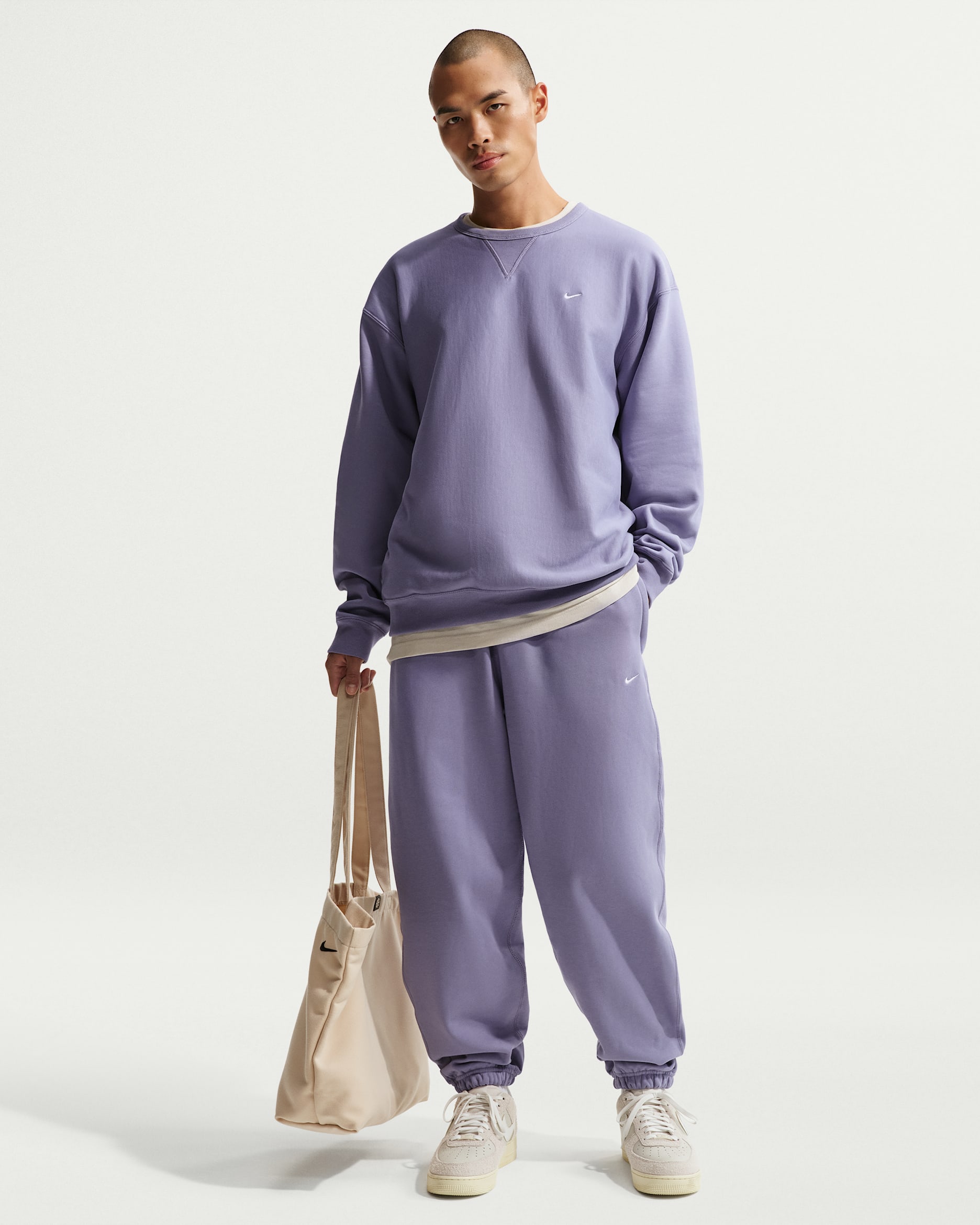 Pánské flísové kalhoty Nike Solo Swoosh s manžetami - Iron Purple/Bílá