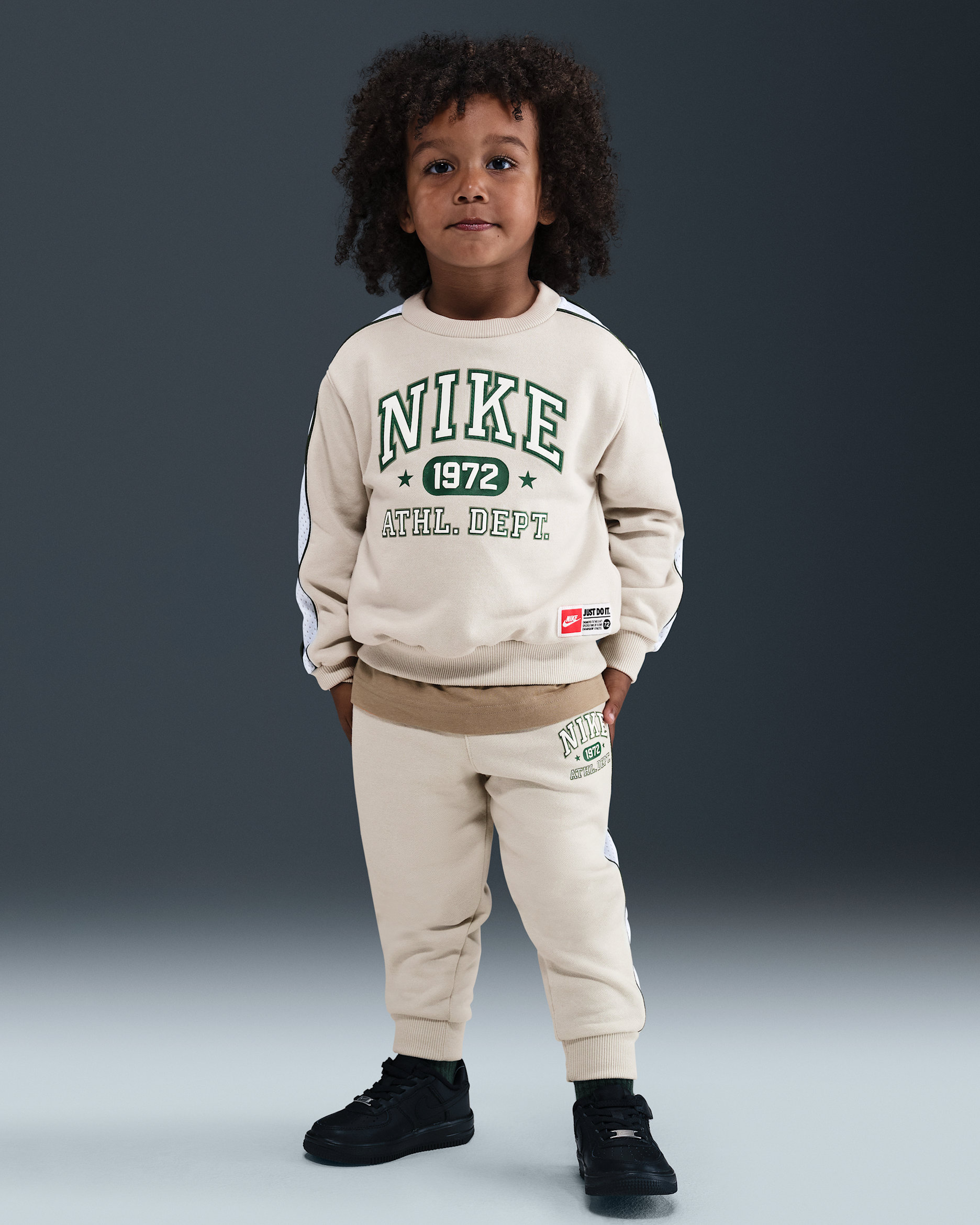 Nike Sportswear Toddler P.E. Conjunto de sudadera de cuello redondo y pants de French Terry para bebé (12 a 24 meses) - Hueso claro