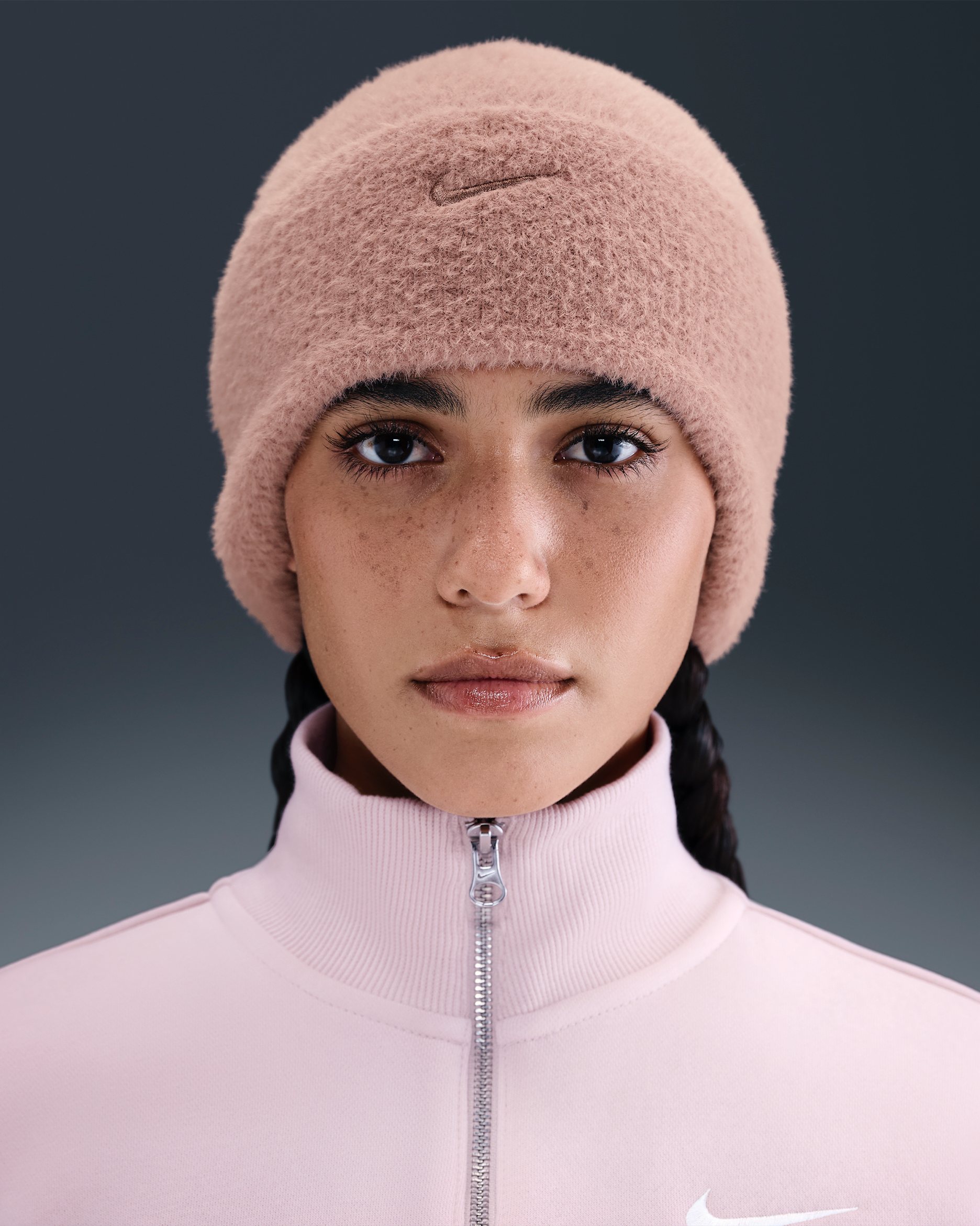 Nike Peak bequeme Beanie - Particle Pink/Desert Dust
