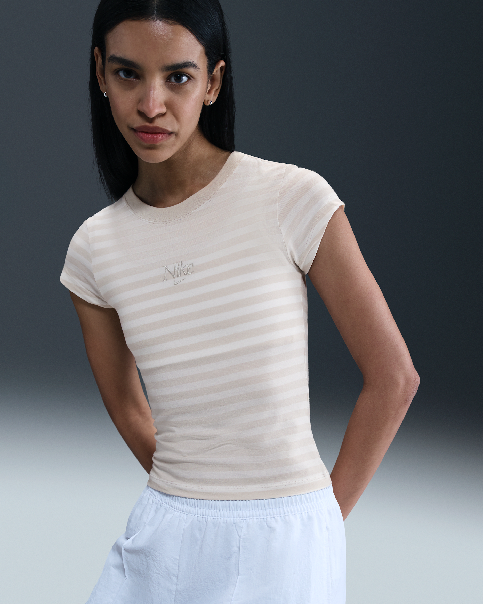 Nike Sportswear tettsittende T-skjorte med striper til dame - Light Orewood Brown/Sail