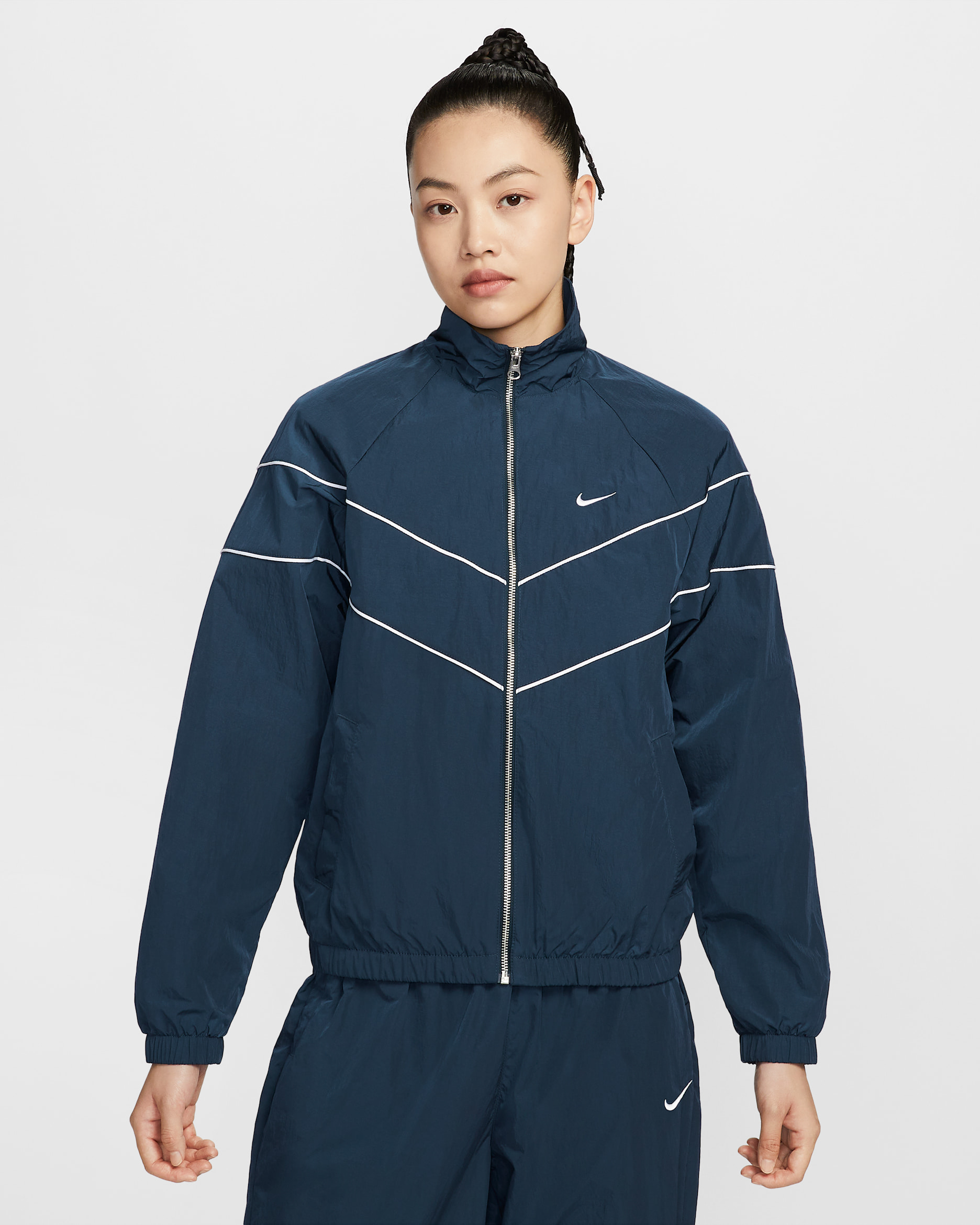 เสื้อแจ็คเก็ต UV แบบทอซิปยาวทรงหลวมผู้หญิง Nike Windrunner - Armory Navy/ขาว