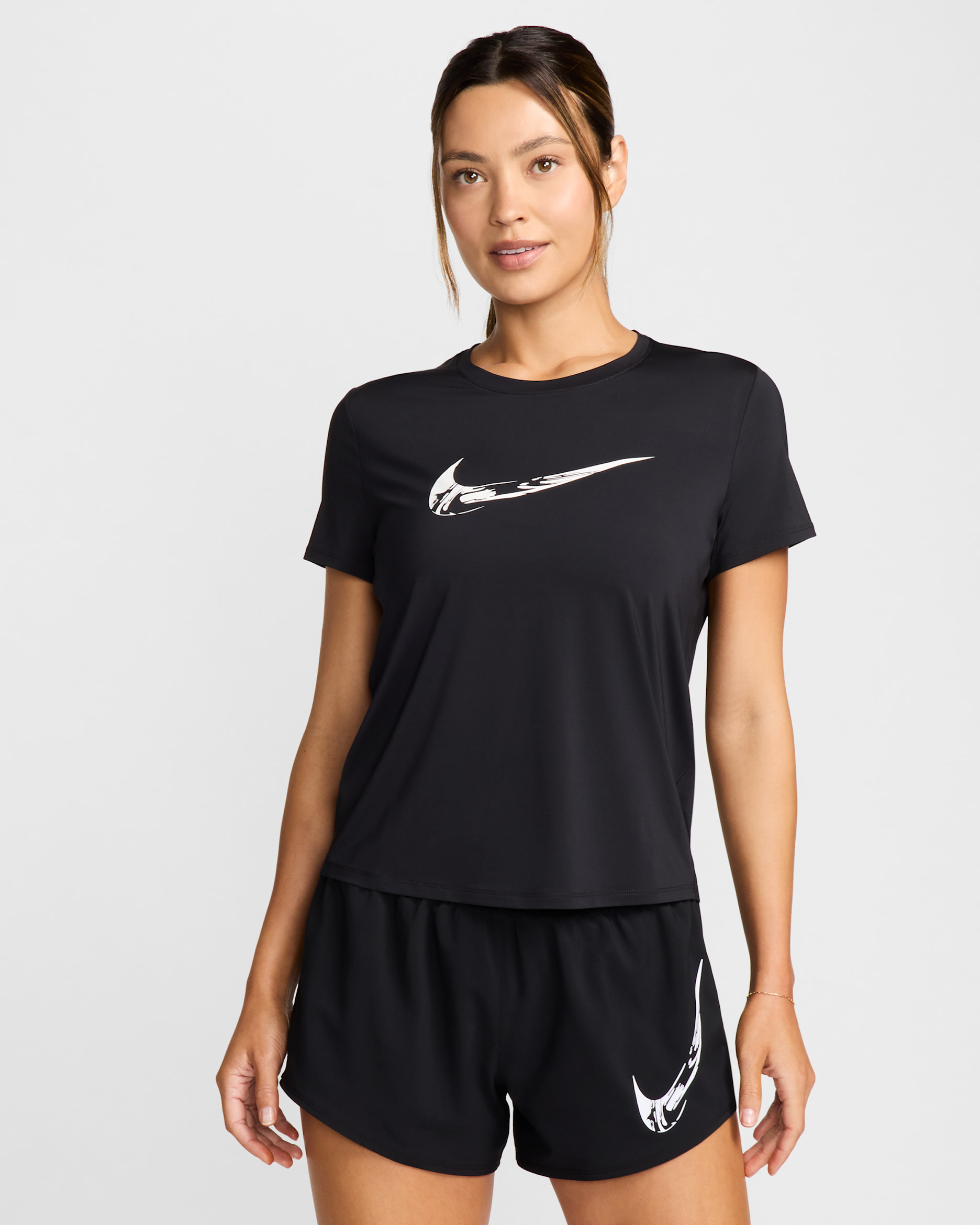 Playera de correr de manga corta Dri-FIT con gráfico para mujer Nike One - Negro/Blanco