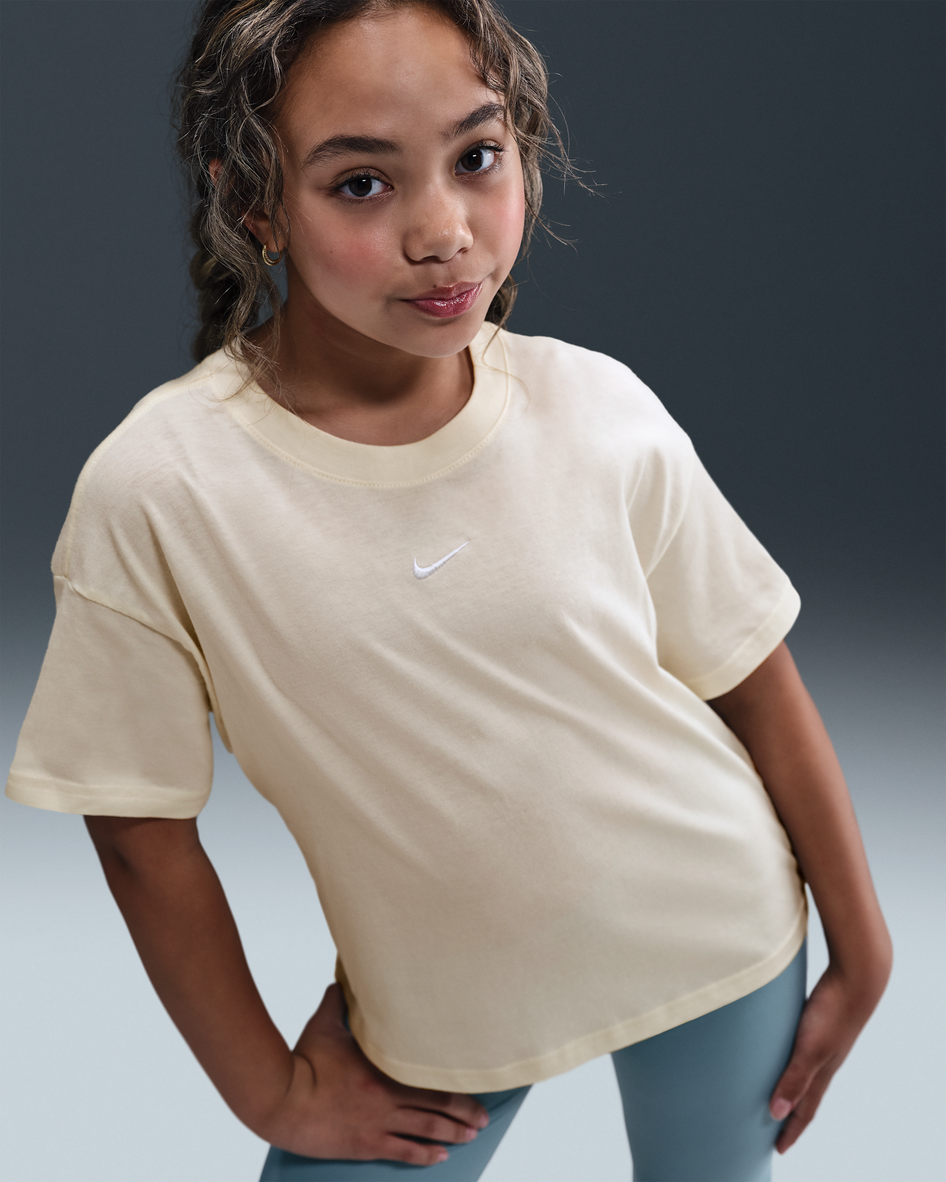 Nike Sportswear Essential Genç Çocuk (Kız) Tişörtü - Soft Pearl