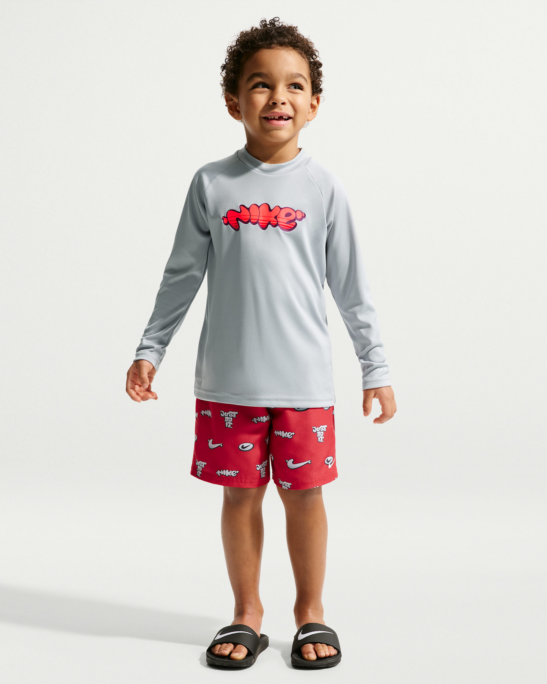 Playera de manga larga Dri-FIT con protección UV para niño talla pequeña Nike Swim Hydroguard Essential - Rojo universitario/Polvo fotón/Rojo universitario/Gris lobo