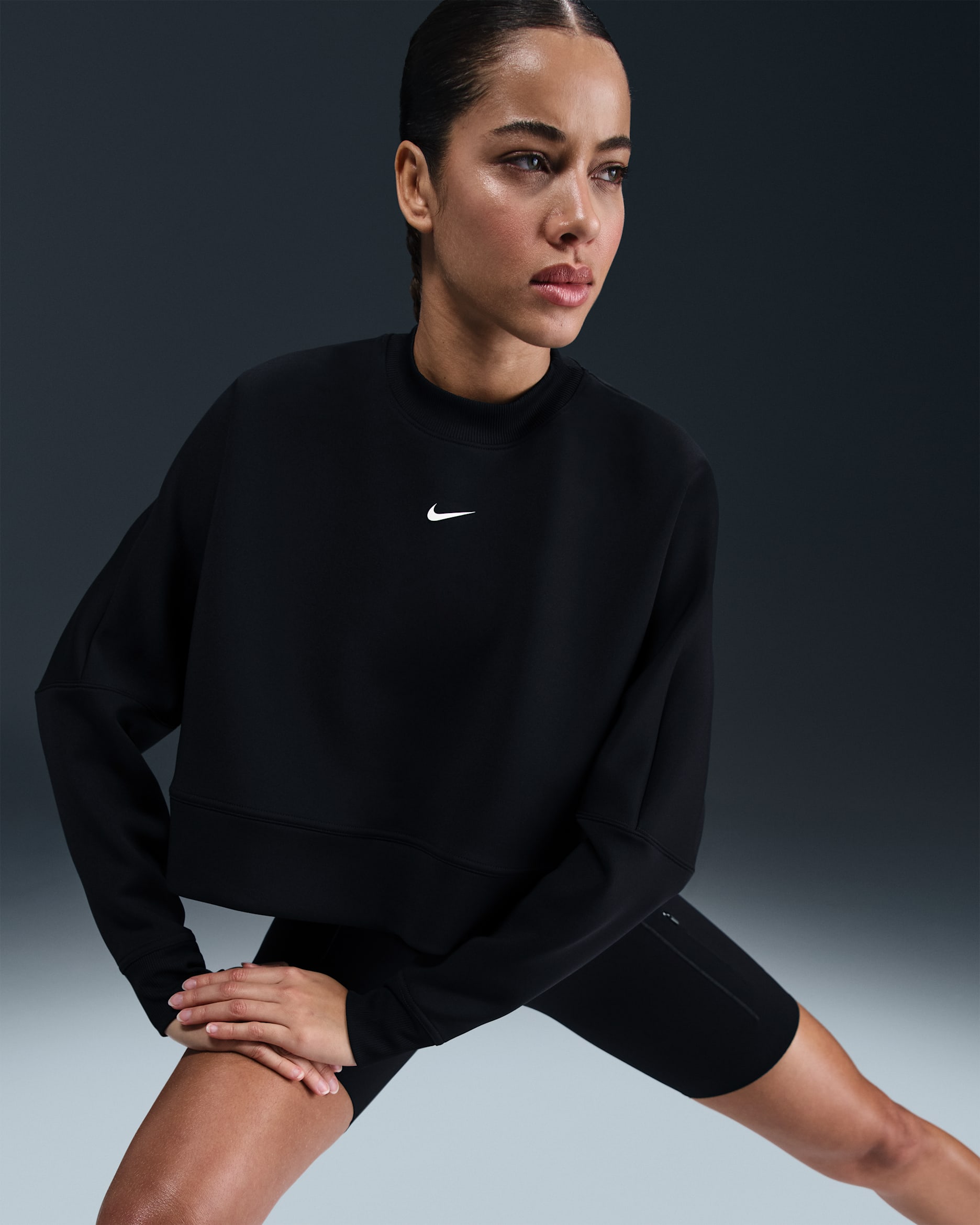 Playera Dri-FIT cropped oversized de cuello redondo para mujer Nike Prima - Negro/Gris azulado/Blanco