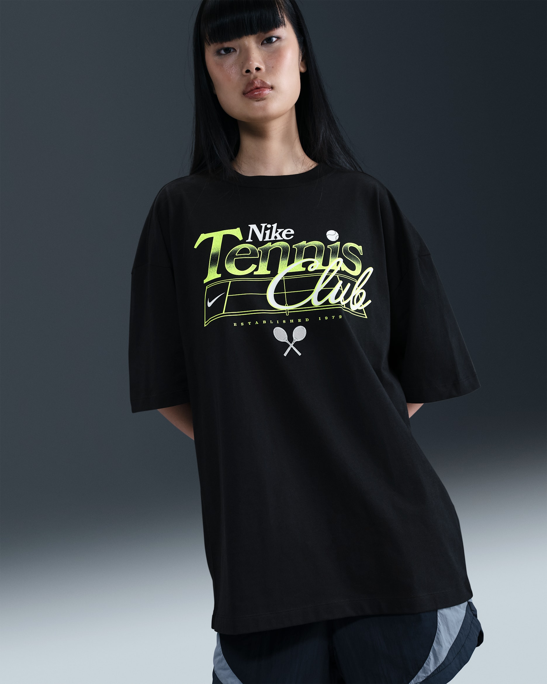 Nike Sportswear Women's Oversized Graphic T-Shirt - Black