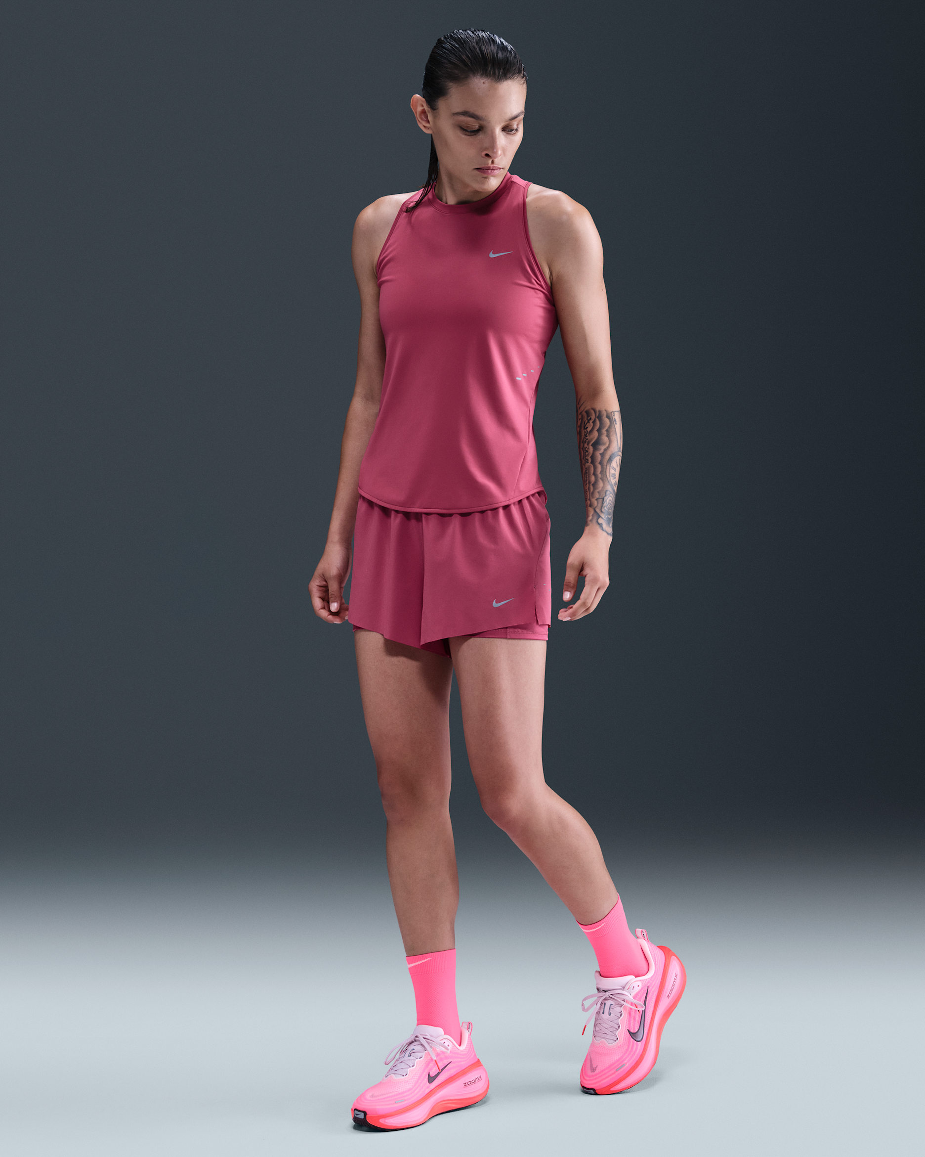 Nike Swift Dri-FIT Normal Belli 2'si 1 Arada Kadın Koşu Şortu - Sweet Beet