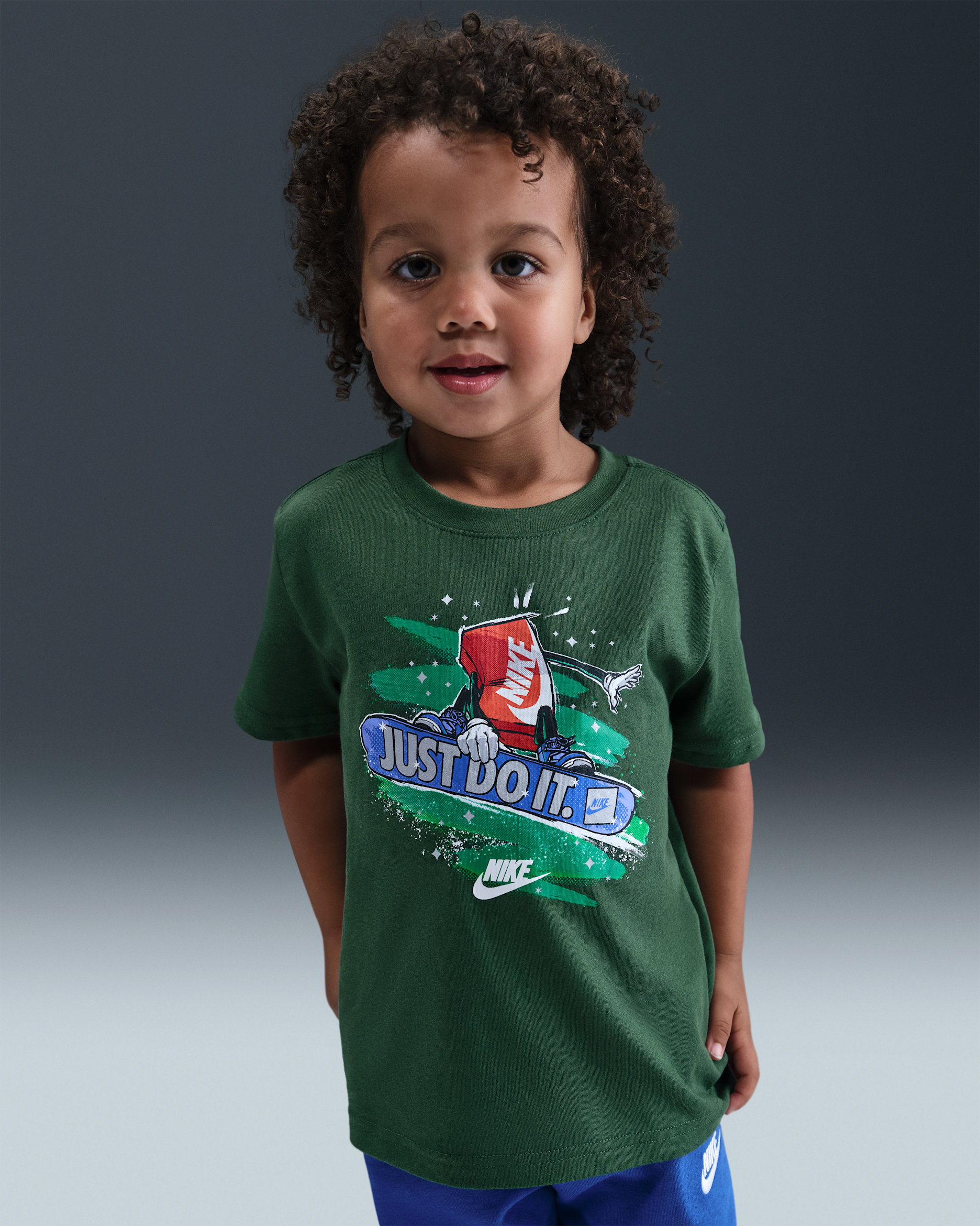 Playera con gráfico de Boxy practicando snowboarding para niños talla pequeña Nike - Abeto