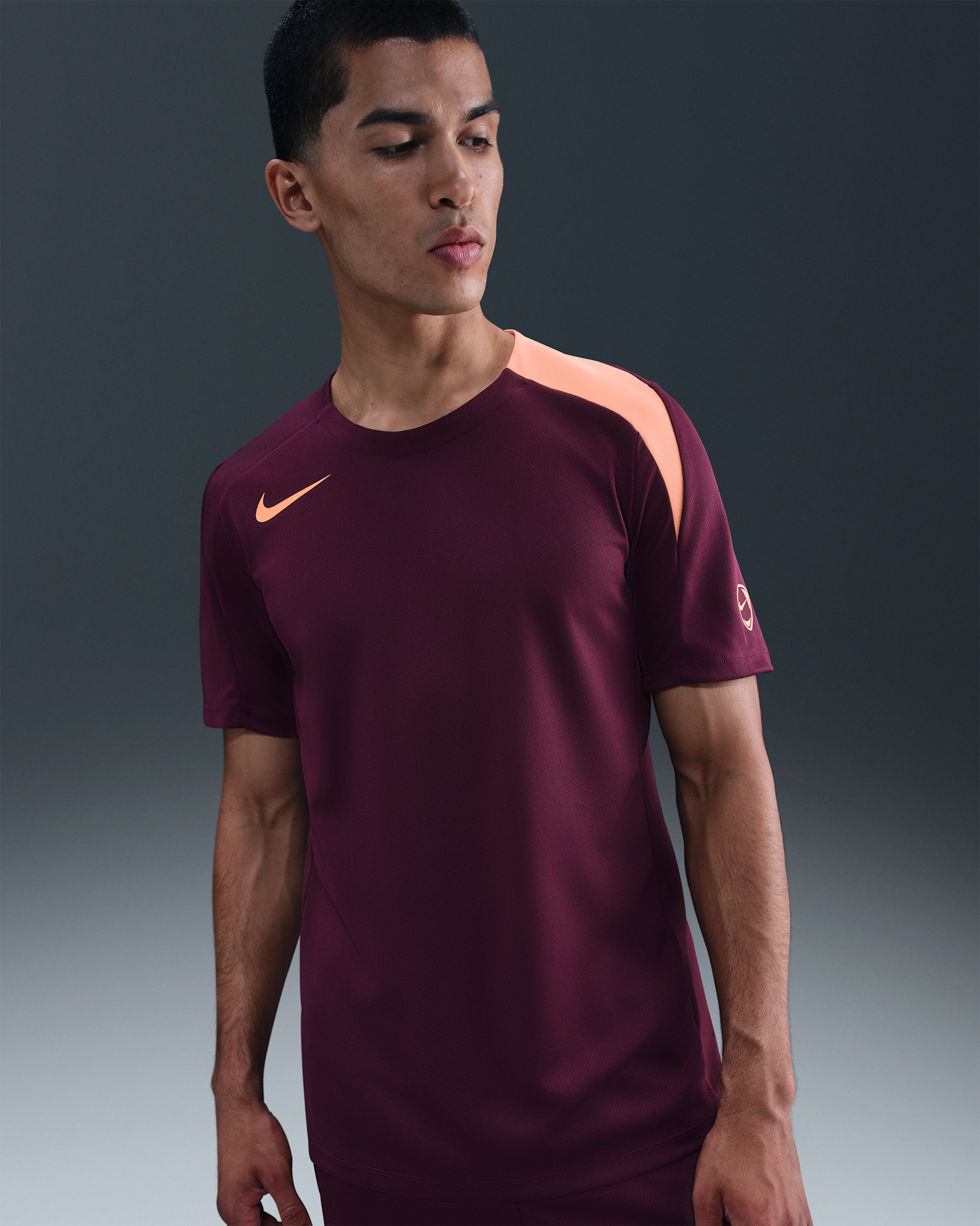Playera de fútbol Dri-FIT para hombre Nike Strike - Burdeos/Burdeos/Naranja pulso/Naranja pulso