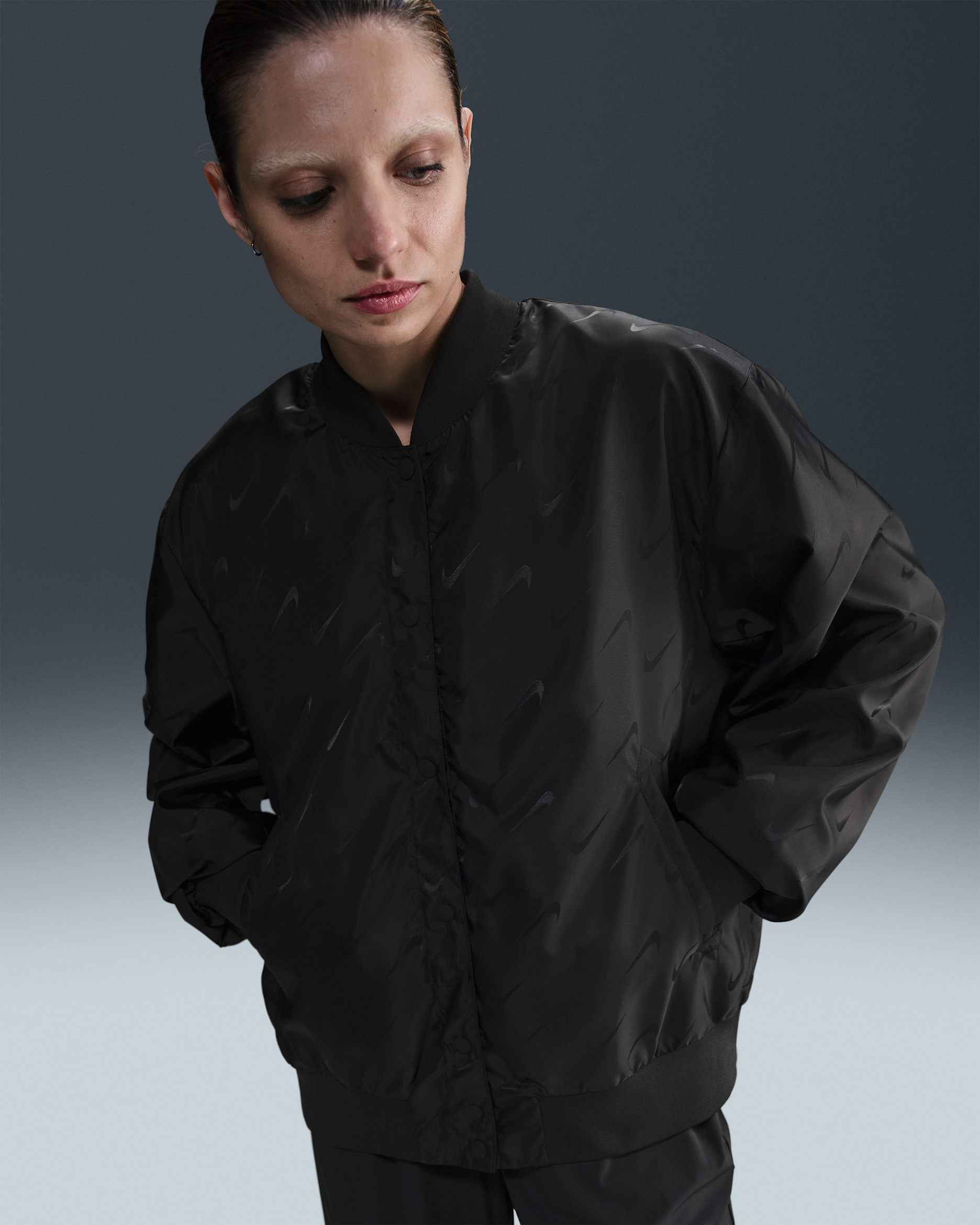 Nike Sportswear Destroyer ekstra stor jakke med monogram til dame - Svart