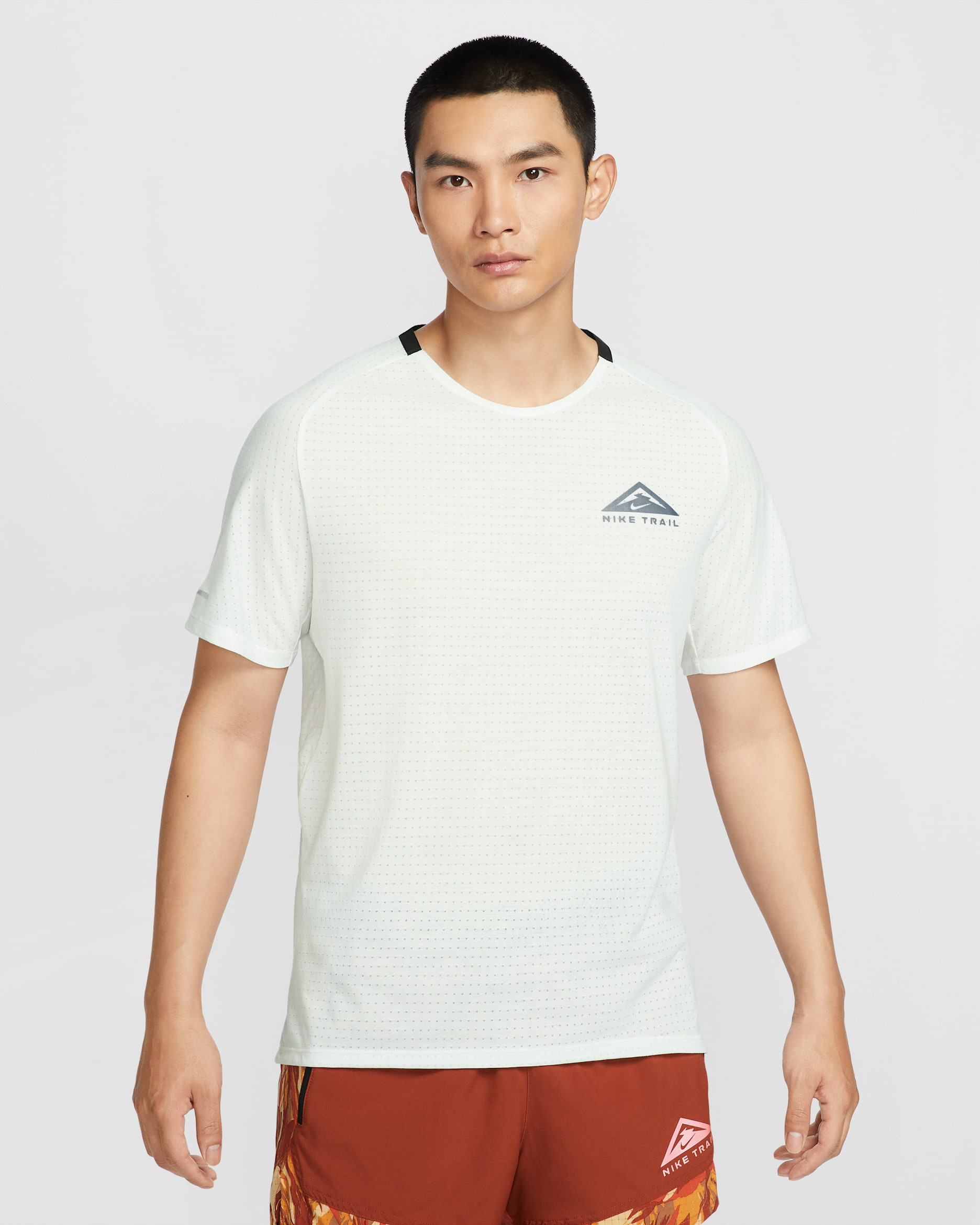 Nike Dri-FIT Trail Solar Chase 男款短袖越野跑步上衣 - Summit White/黑色