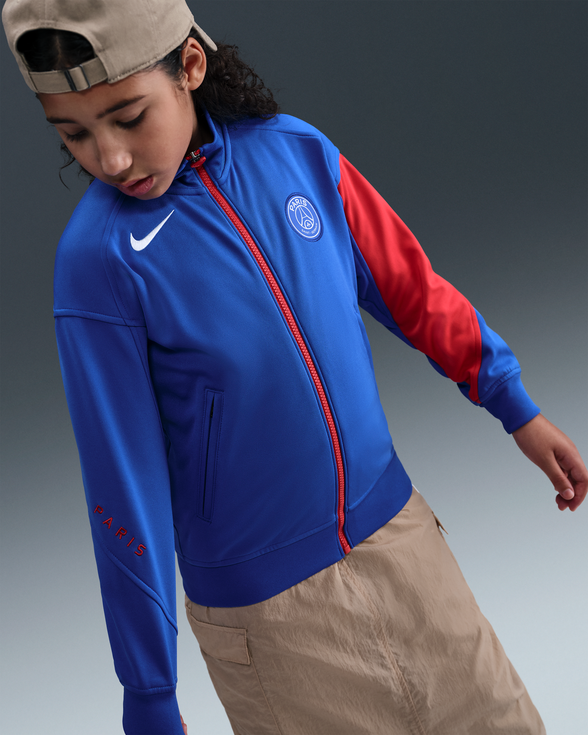 Paris Saint-Germain Academy Pro (tredjedrakt) Nike Dri-FIT Total 90 Anthem fotballjakke til store barn - Hyper Royal/Global Red/Hvit