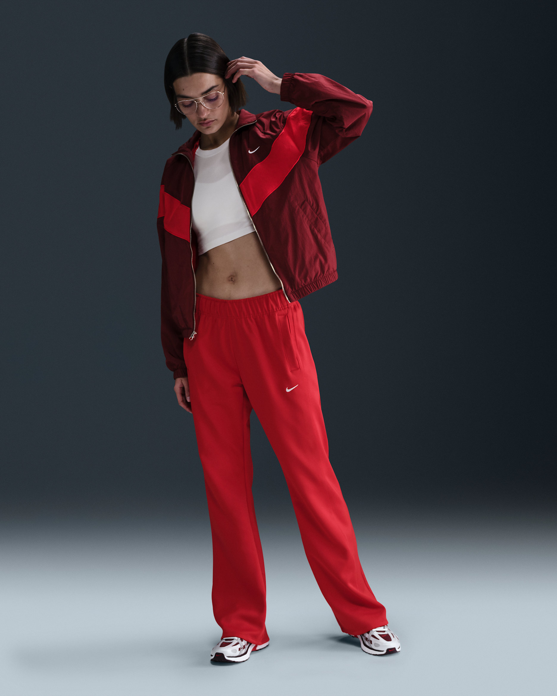 Nike Sportswear Windrunner schmale Strickhose mit mittelhohem Bund (Damen) - University Red/Weiß