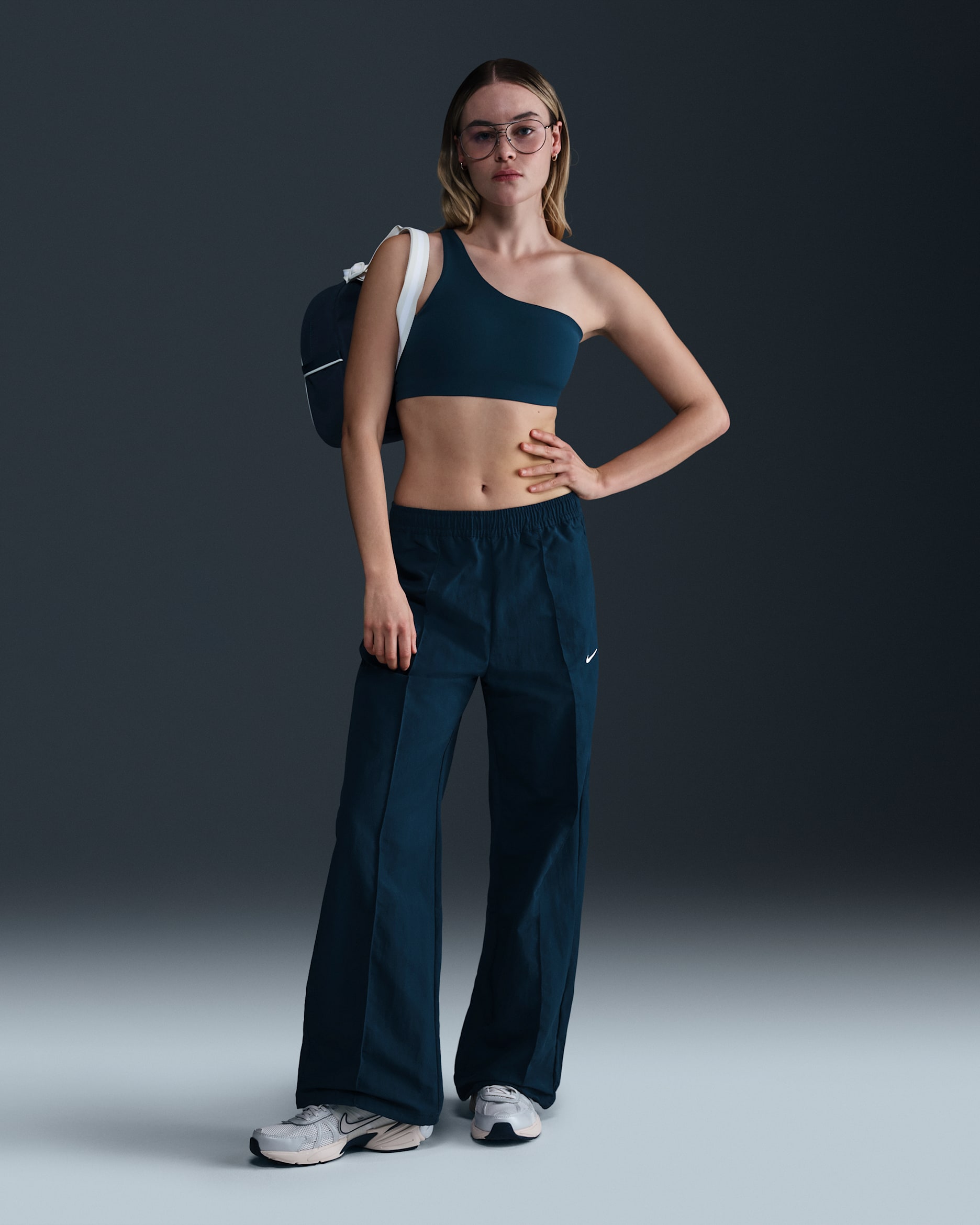 Nike Sportswear Everything Wovens Pants de tiro medio con dobladillo abierto para mujer - Azul marino militar/Blanco