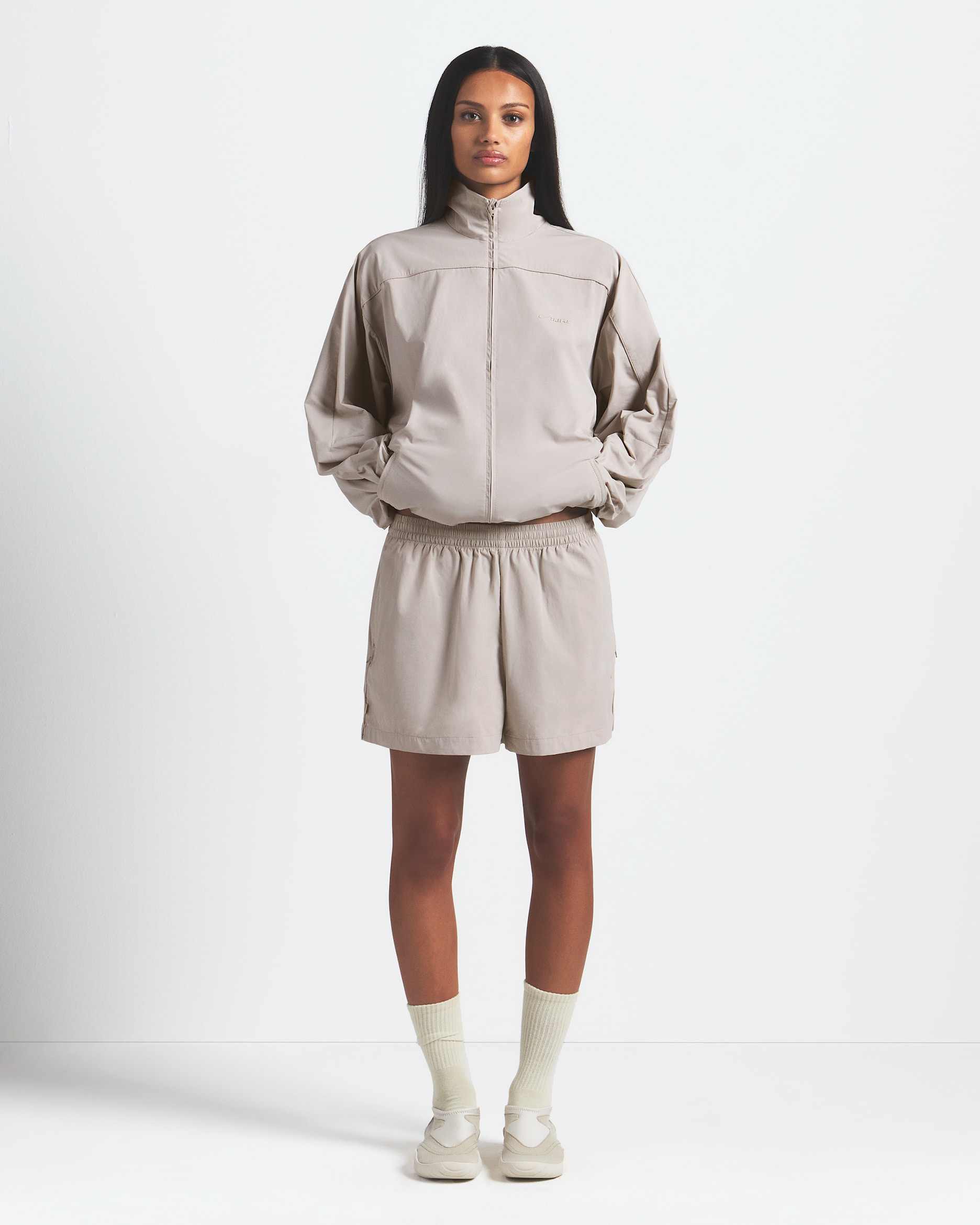 Chamarra deportiva oversized para mujer NikeSKIMS Woven Nylon - NSKM STONE