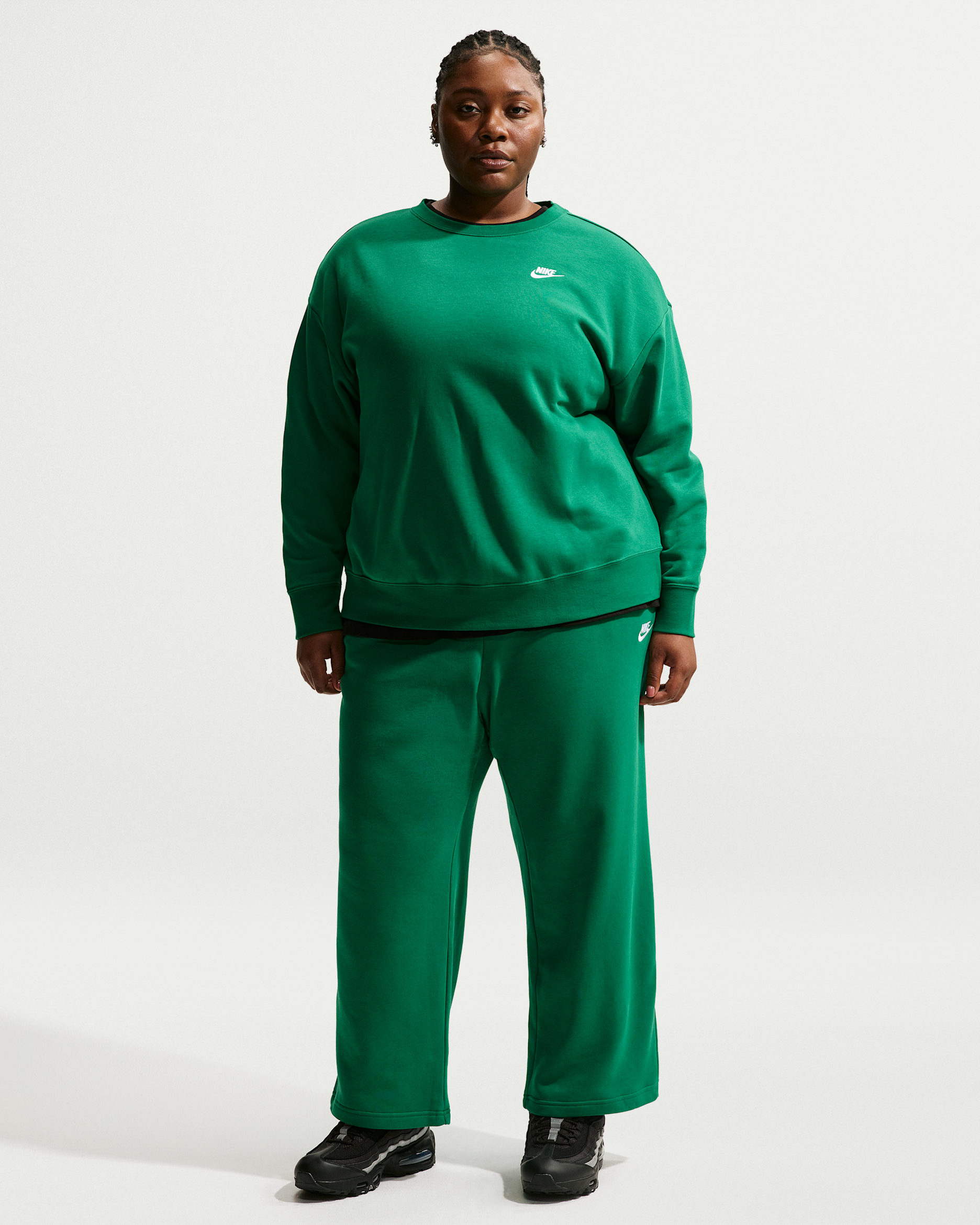 Nike Sportswear Club Fleece Women's Mid-Rise Wide-Leg Sweatpants (Plus Size) - Malachite/White