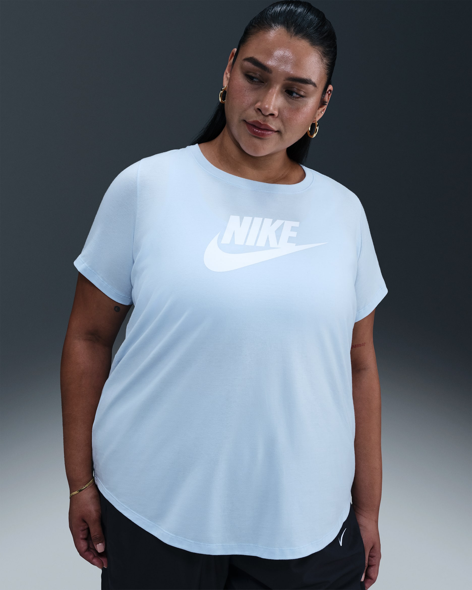 Playera con logotipo talla grande para mujer Nike Sportswear Essentials - Azul celestino/Blanco