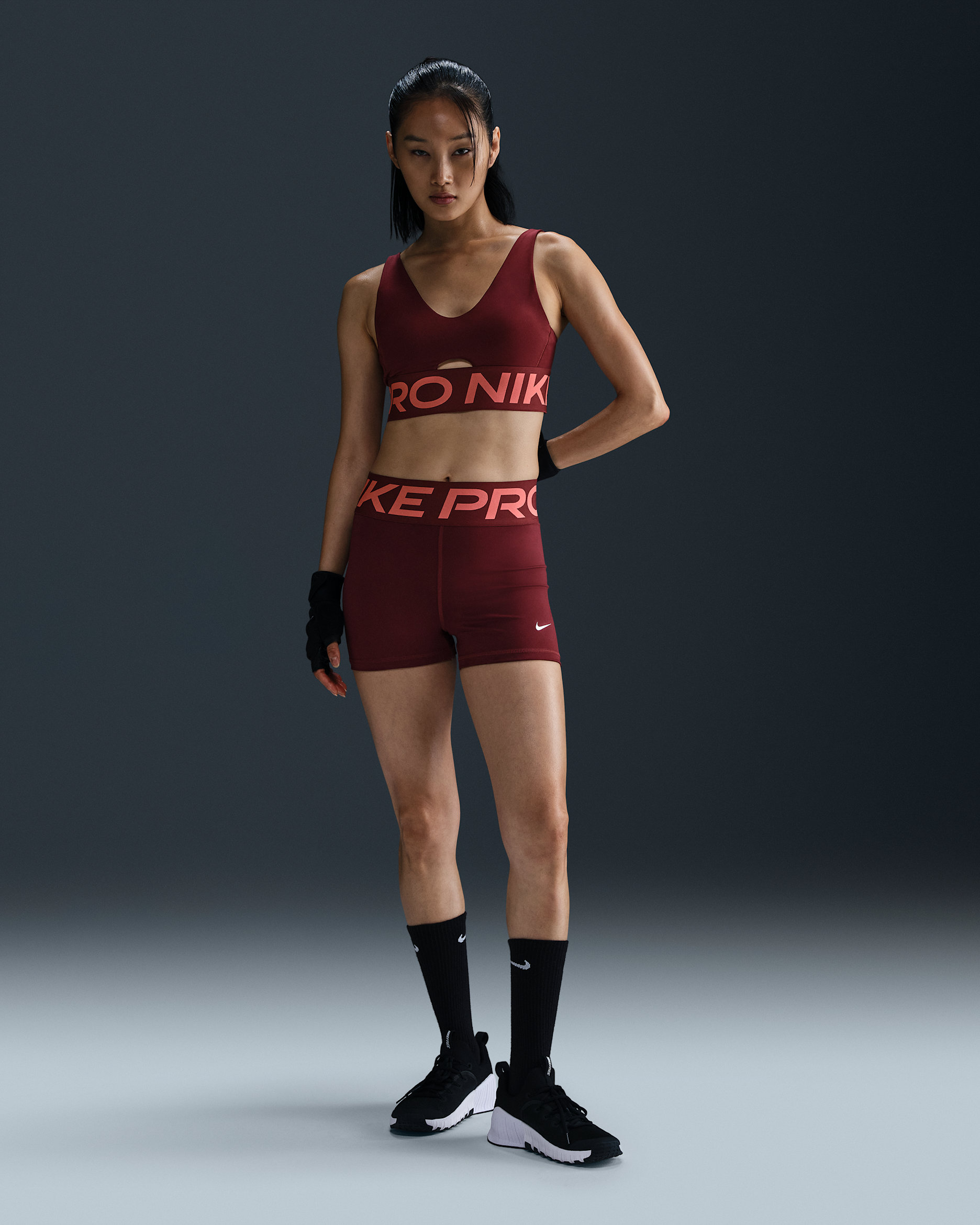 ナイキ プロ スカルプト ウィメンズ ハイウエスト 8cm バイカーショートパンツ - ダークチームレッド/ホワイト