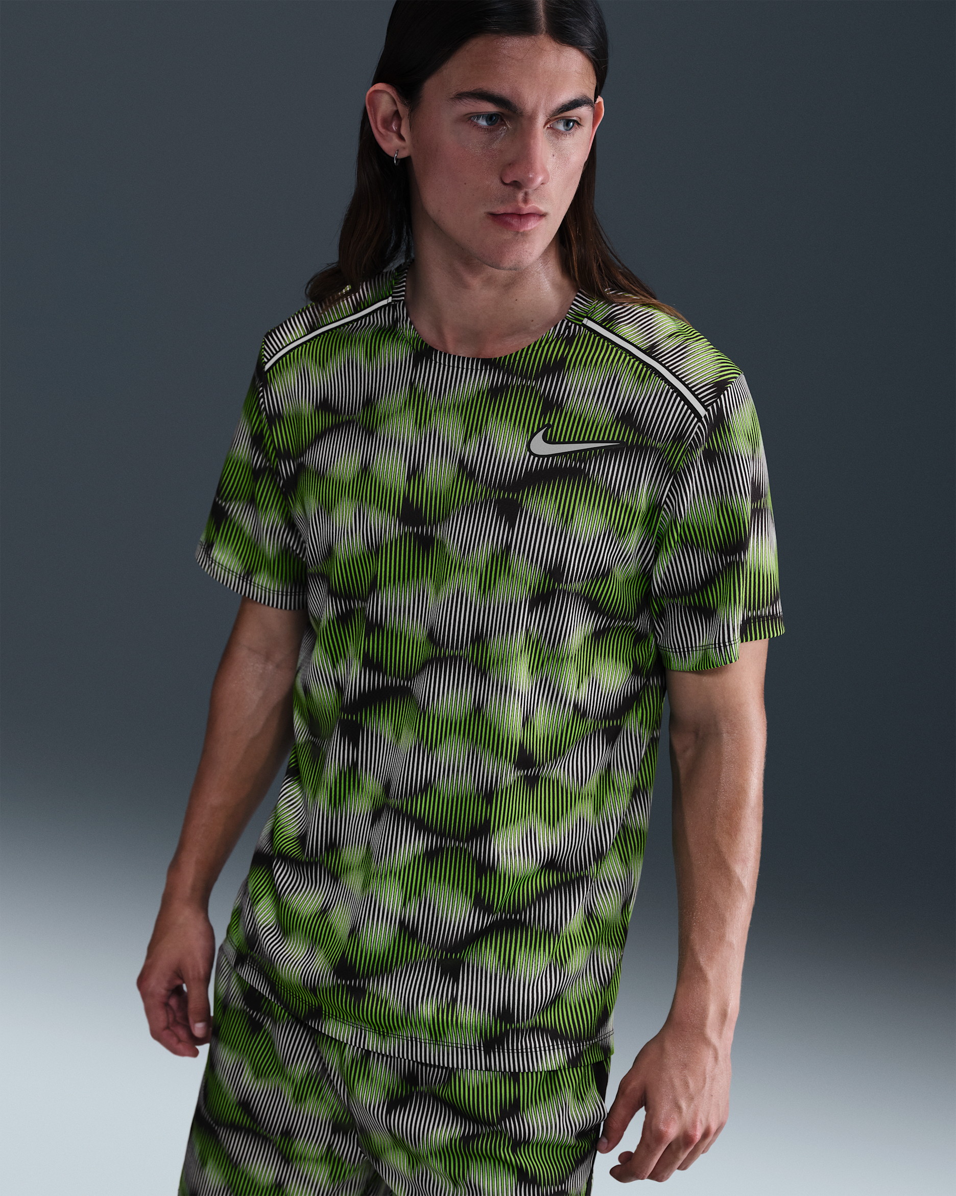 Nike Miler Kurzarm-Laufoberteil für Herren - Schwarz/Green Strike/Weiß/Metallic Silver