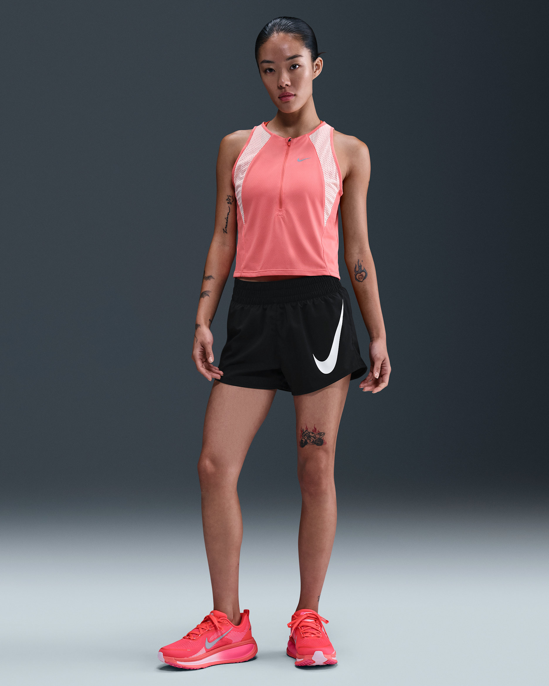Nike One Swoosh 女款 Dri-FIT 中腰寬鬆 3" 隱藏式內裡跑步短褲 - 黑色/白色