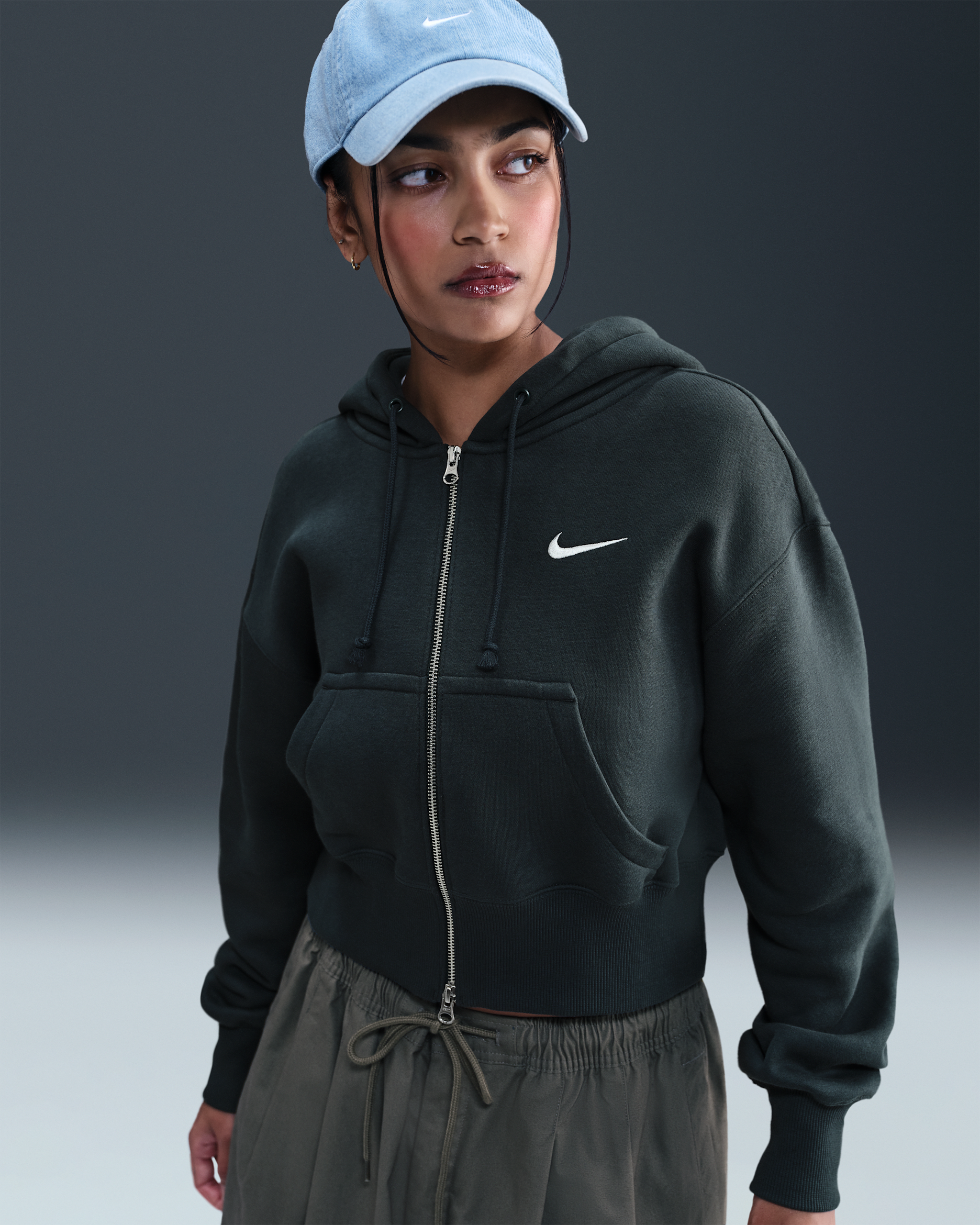 Nike Sportswear Phoenix Fleece Kapuzenjacke mit verkürztem Schnitt und weiter Passform (Damen) - Seaweed/Sail