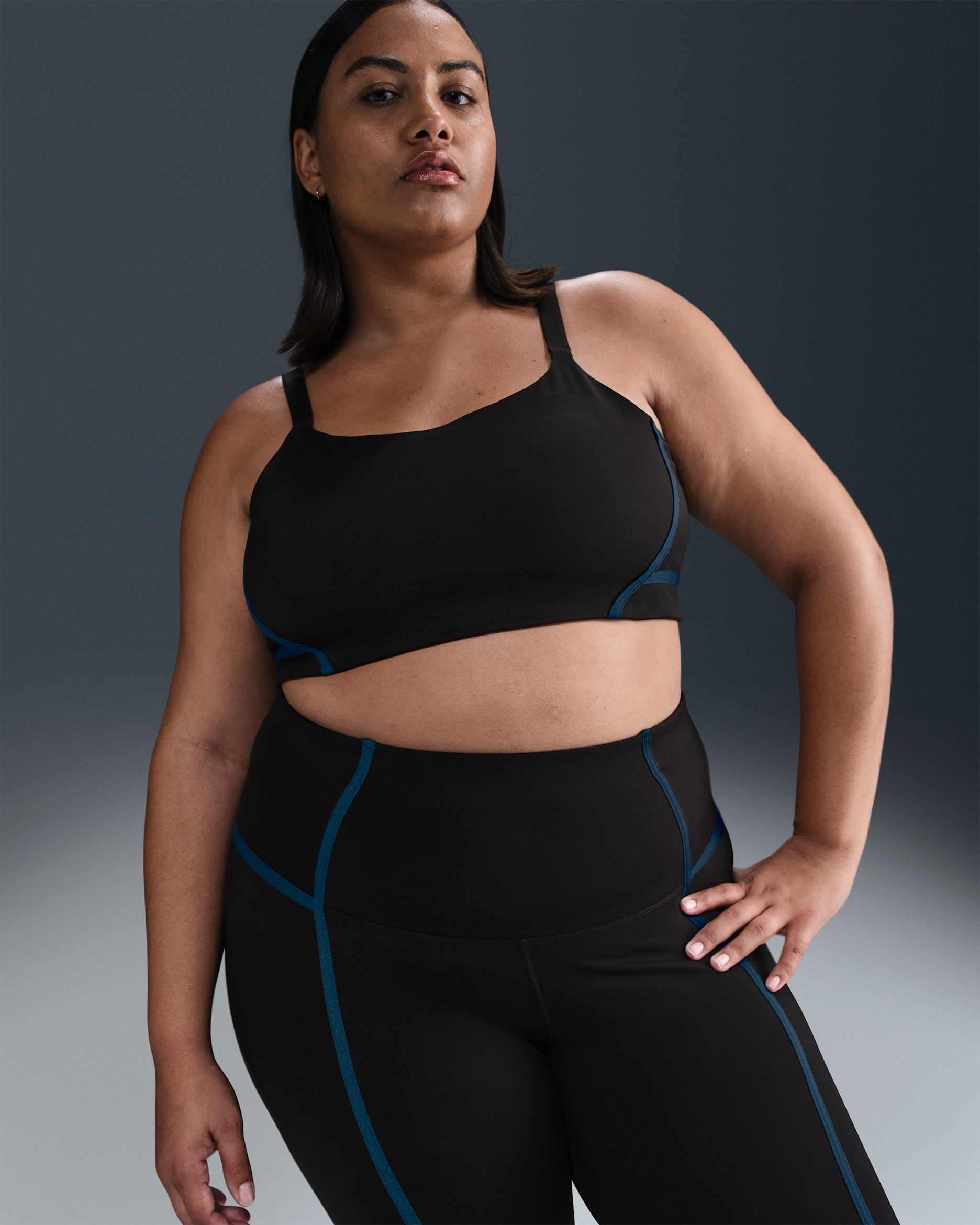 Bra deportivo de baja sujeción con forro delgado para mujer (talla grande) Nike One Convertible - Negro/Negro/Azul marino militar/Negro