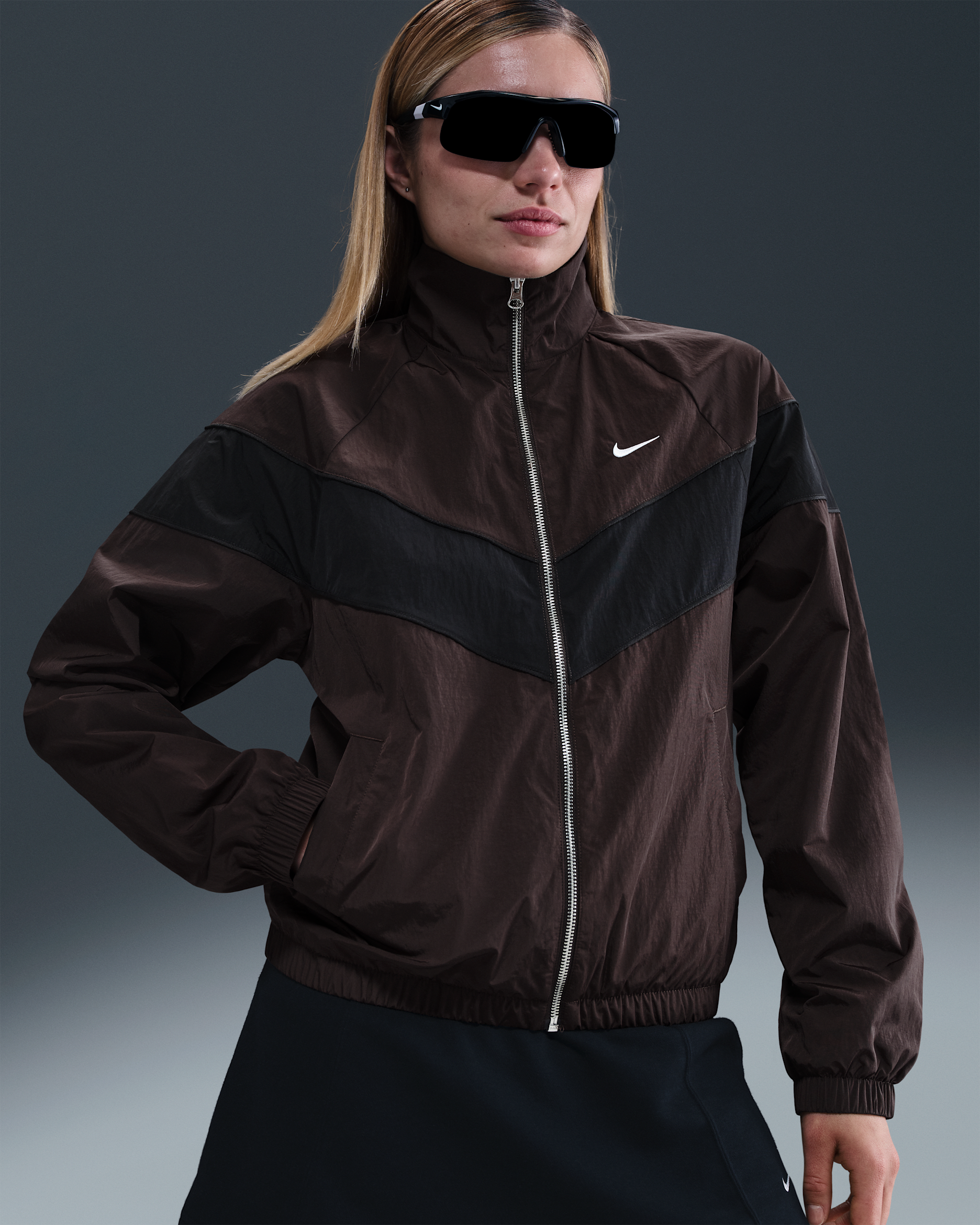 Chamarra de tejido Woven holgada de cierre completo con protección UV para mujer Nike Windrunner - Marrón terciopelo/Negro/Blanco
