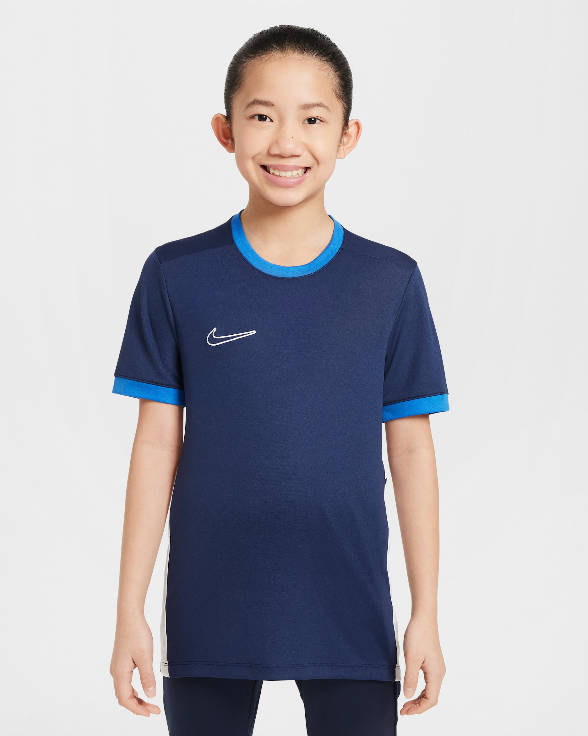 Playera de fútbol de manga corta Dri-FIT para niños talla grande Nike Academy - Azul marino medianoche/Azul royal/Blanco/Blanco