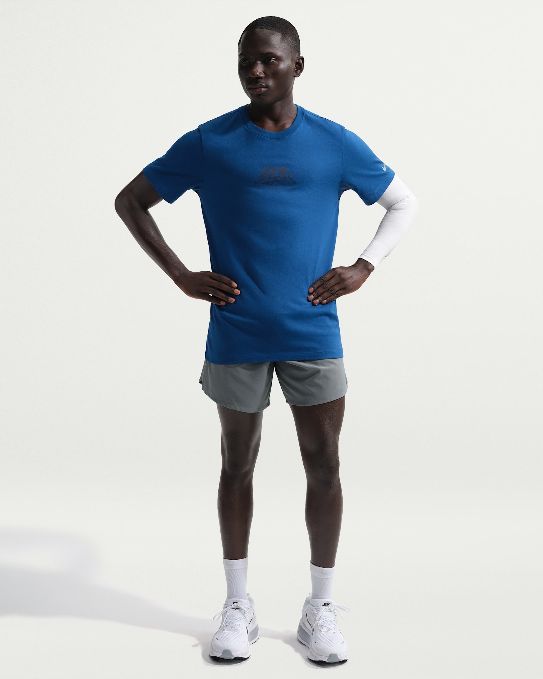 Pánské 18cm běžecké kraťasy Dri-FIT Nike Stride s všitými slipy - Smoke Grey