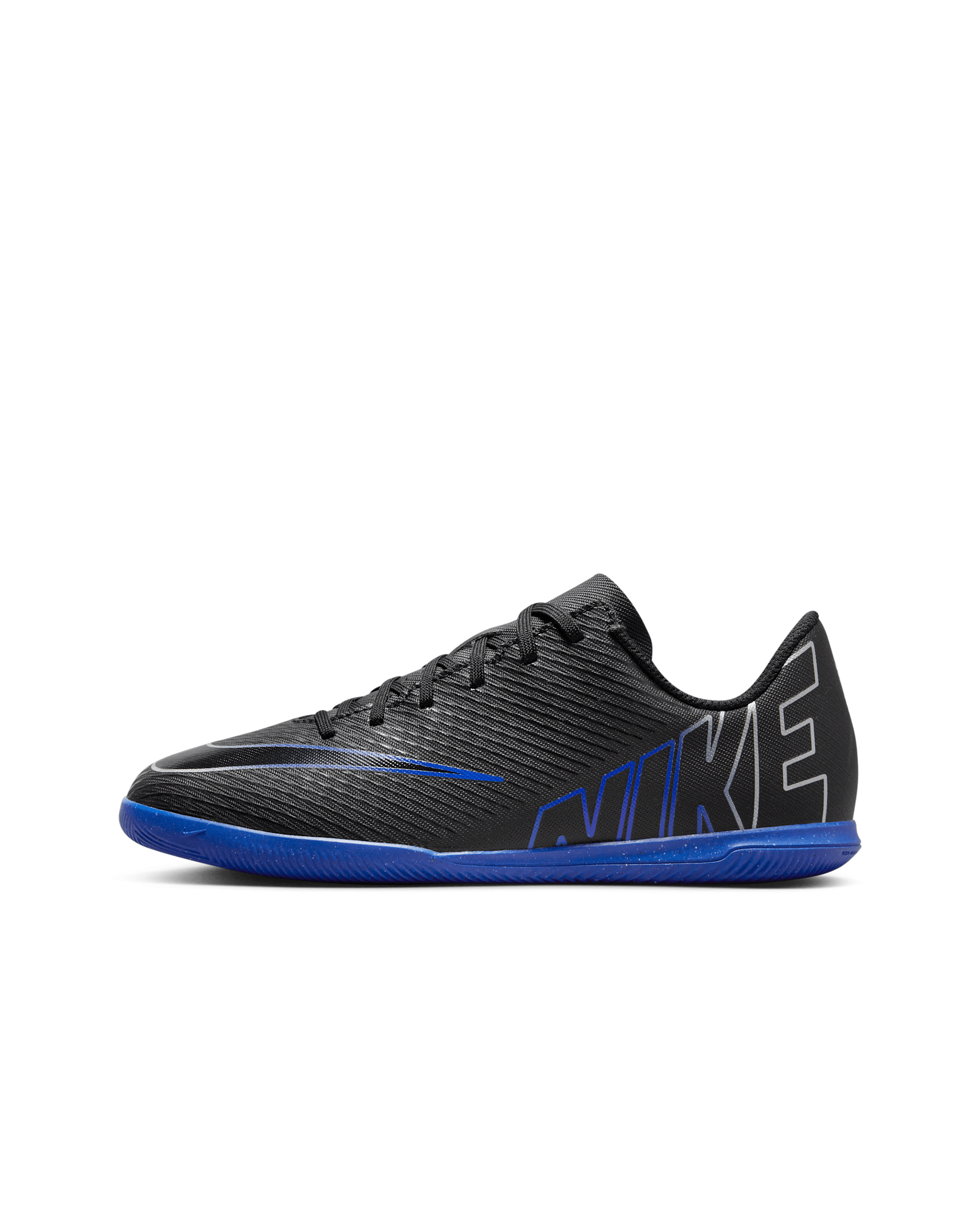 Nike Jr. Mercurial Vapor 15 Club alacsony szárú futballcipő gyerekeknek/nagyobb gyerekeknek, fedett pályára - Fekete/Hyper Royal/Chrome