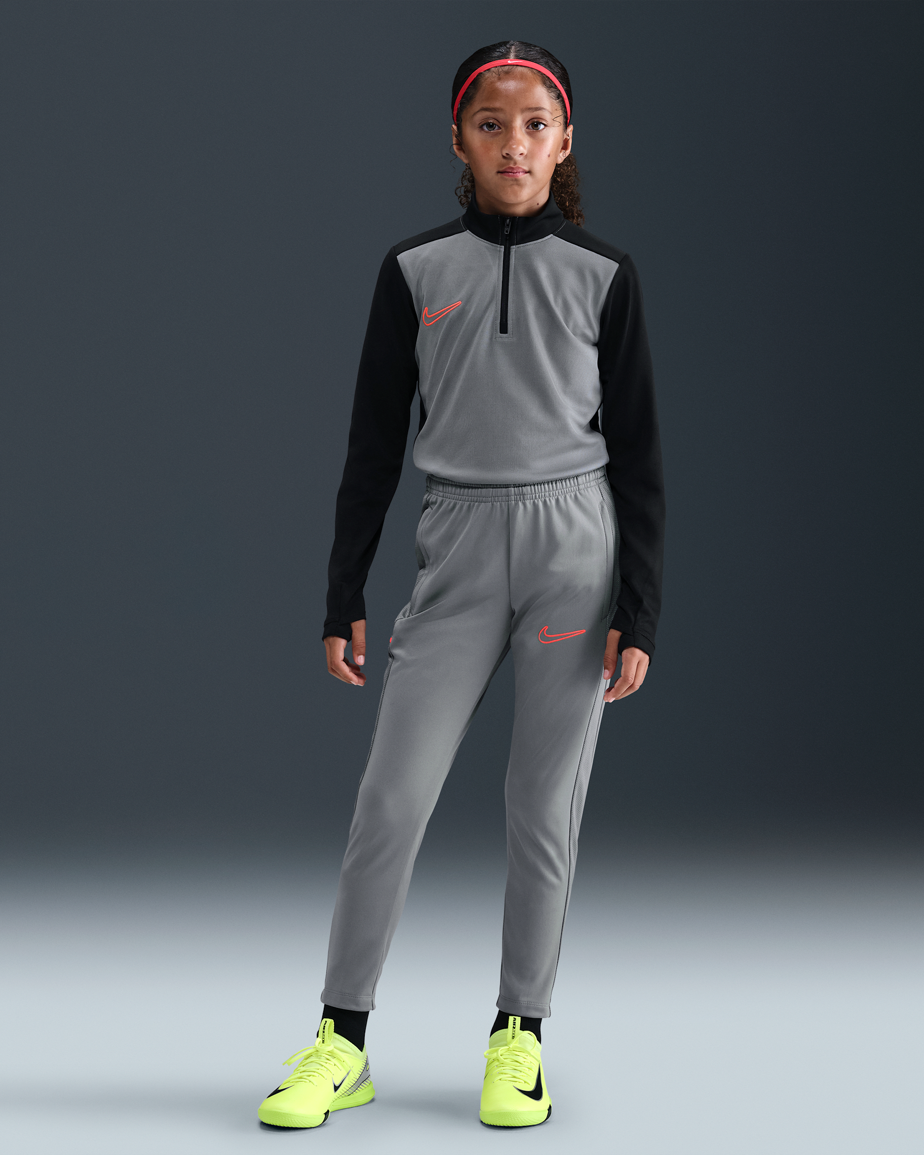 Fotbalové kalhoty Nike Academy Dri-FIT pro větší děti - Cool Grey/Cool Grey/Bright Crimson