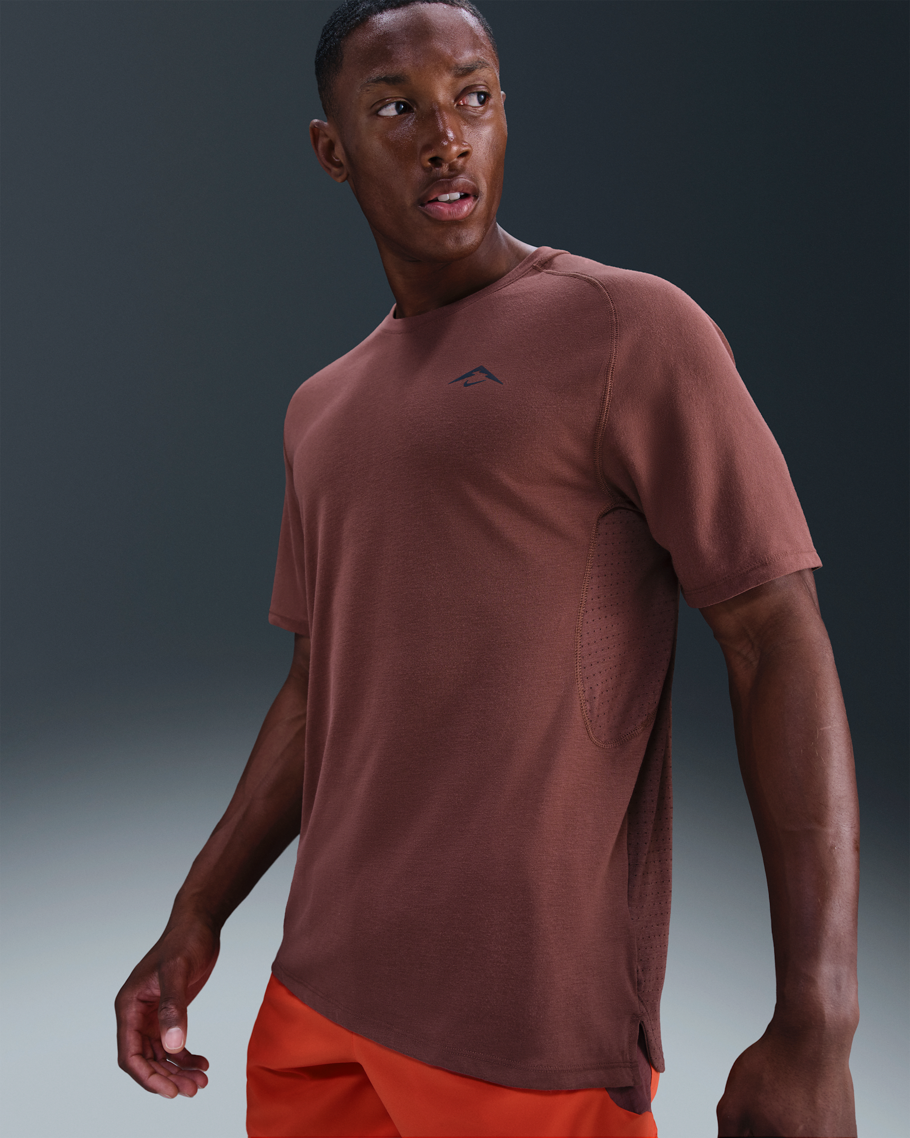 Maglia da running a manica corta Dri-FIT ADV Nike Solar Chase – Uomo - Red Sepia/Nero