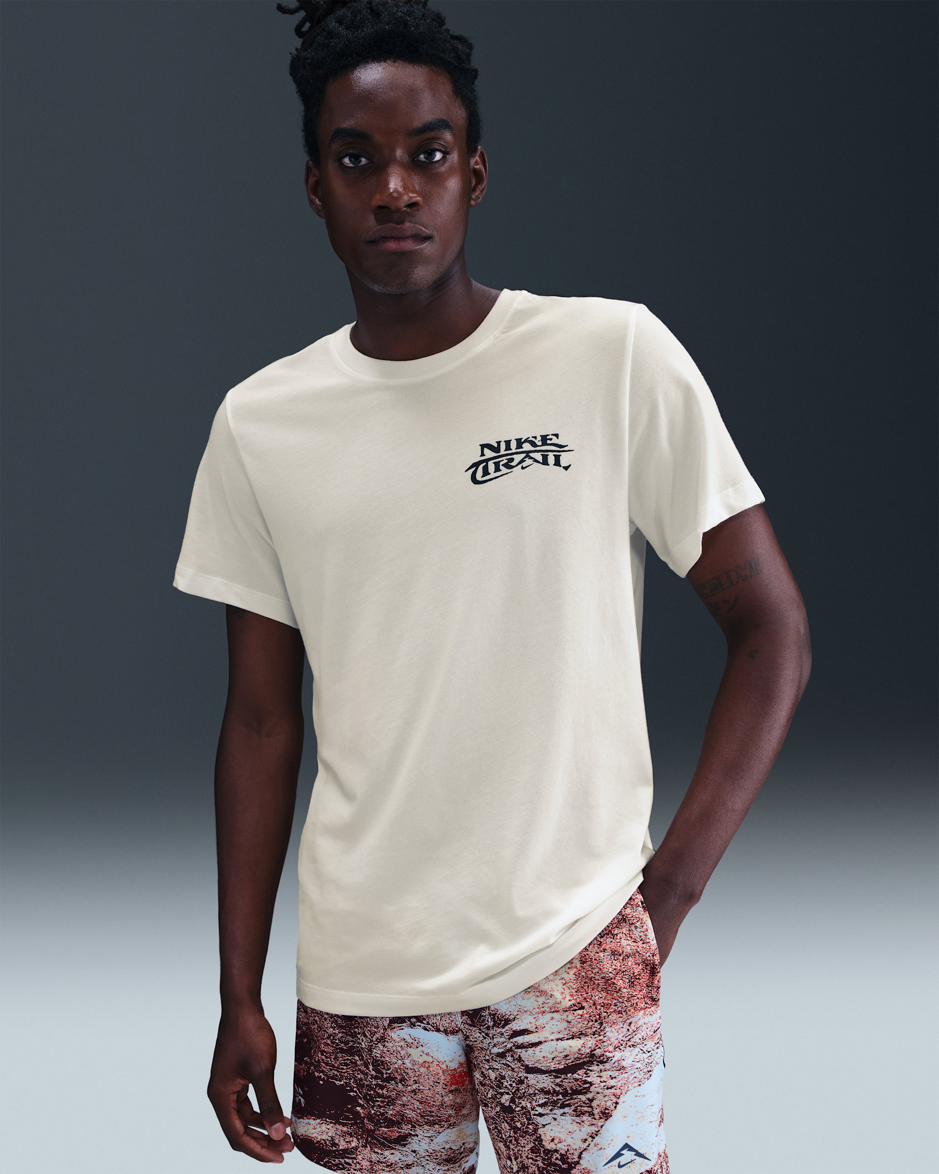 Playera de correr Dri-FIT para hombre Nike Trail - Vela/Negro