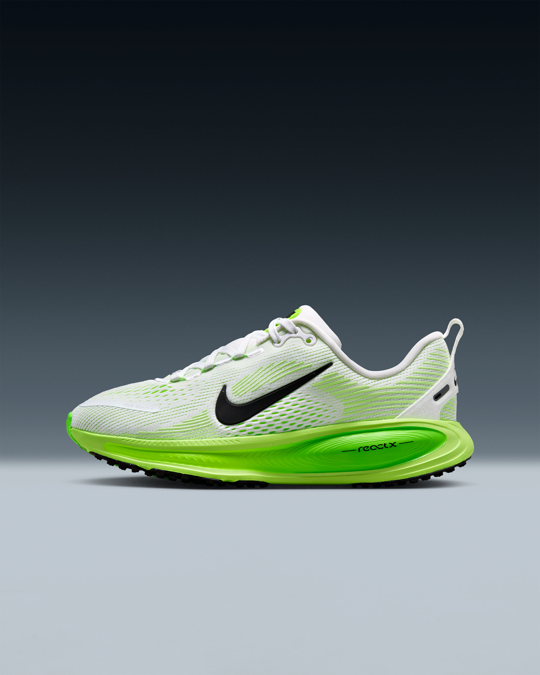 Tenis de correr en pavimento para niños grandes Nike Vomero 18 - Blanco/Verde eléctrico/Volt/Negro