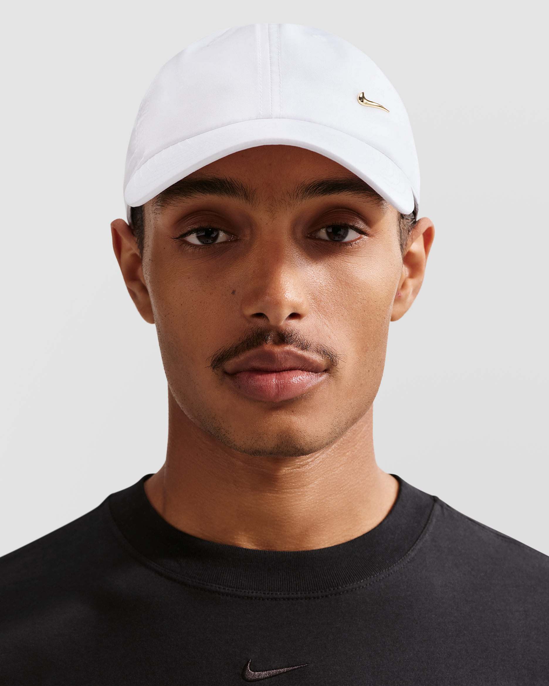 Gorra Swoosh metálica sin estructura Nike Dri-FIT Club - Blanco/Oro metalizado