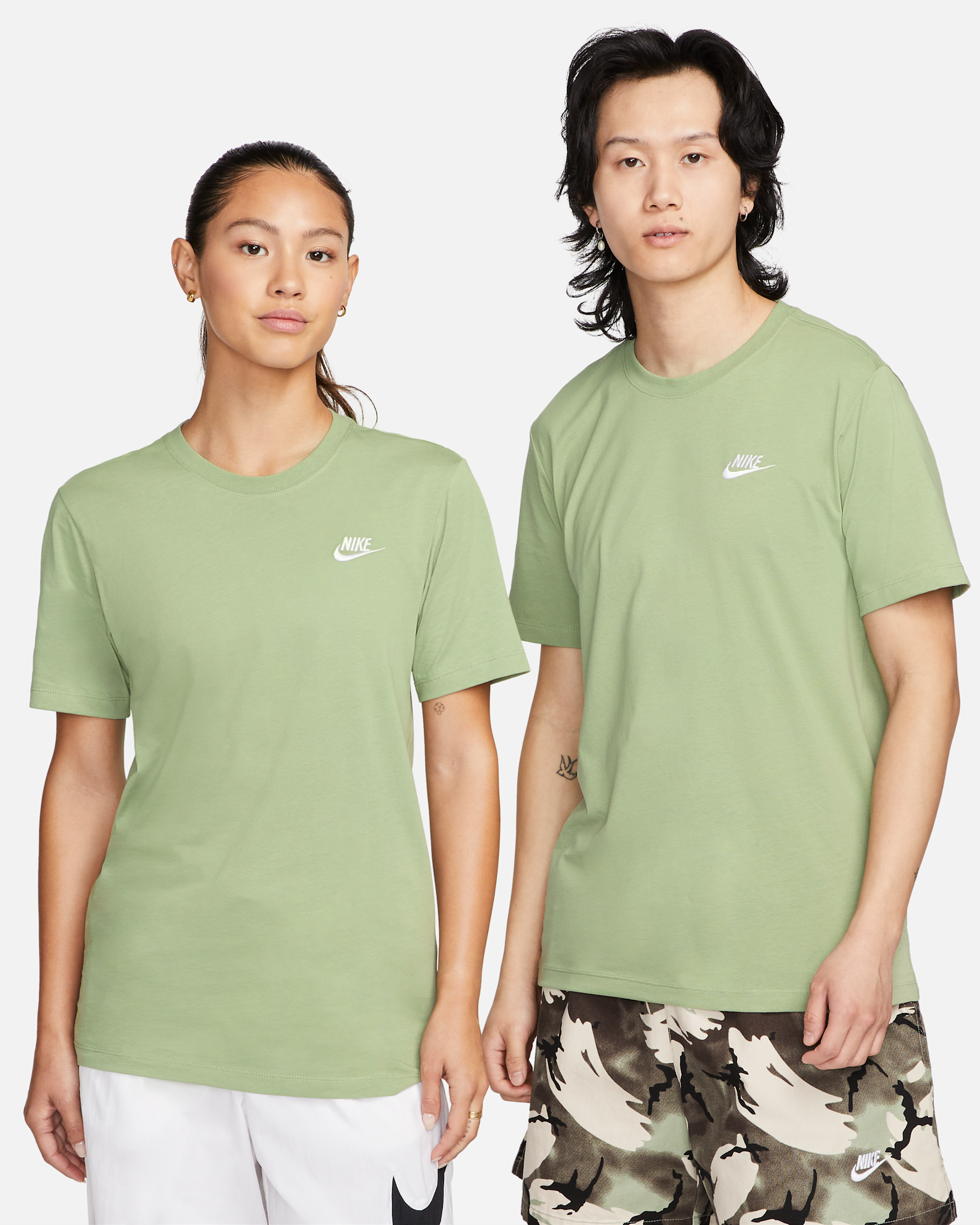 Nike Sportswear Club 男款 T 恤 - Oil Green